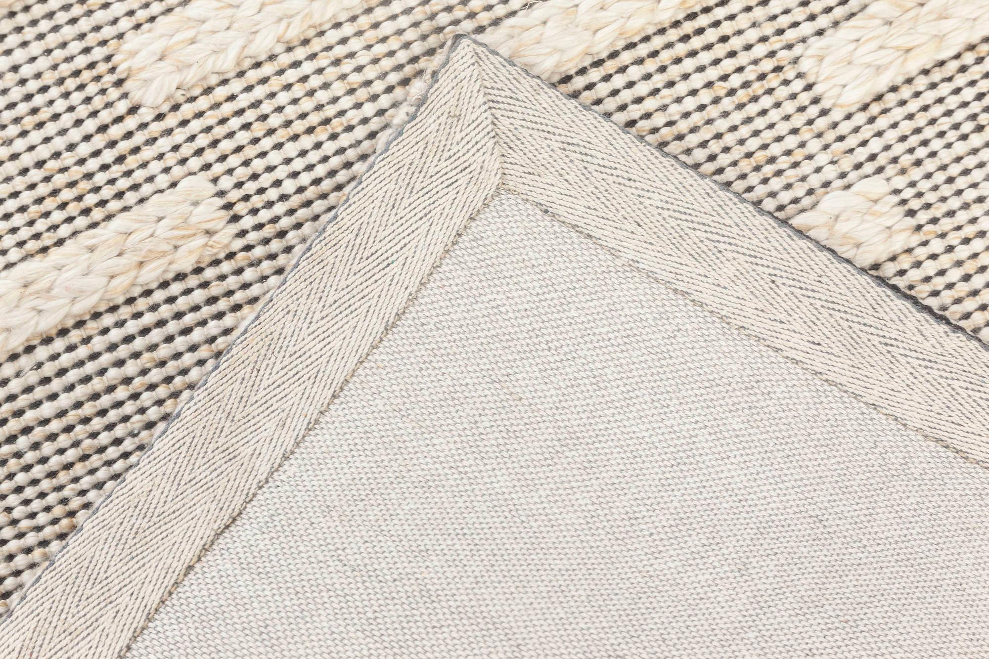 Bauer Kollektion Geometrisch Beige Schwarz Handgefertigte Wolle von Teppich Doris Leslie Blau (21. Jahrhundert und zeitgenössisch) im Angebot