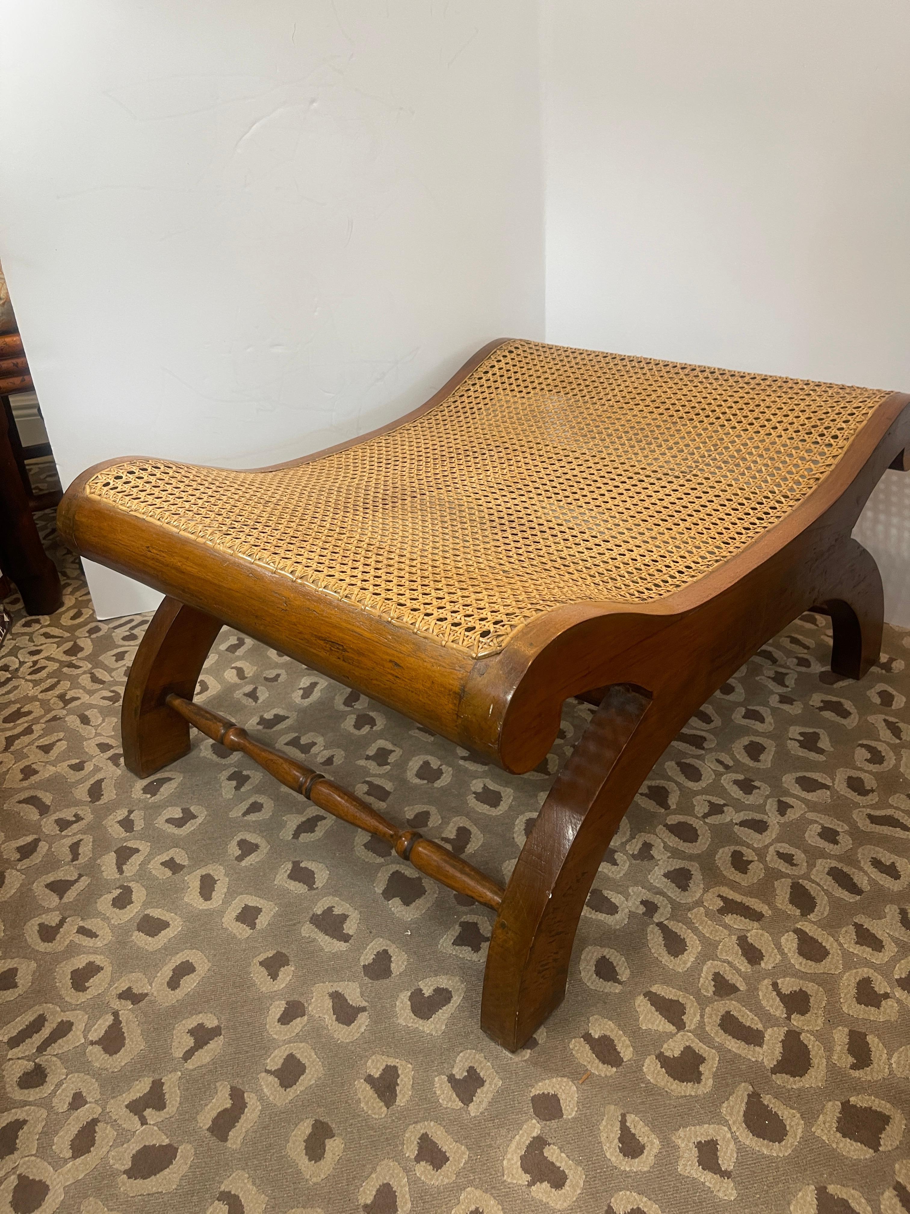 Il s'agit d'un ottoman à canne à main de style colonial britannique de Bauer International, bien pensé, avec une forme de curule.
Le siège en rotin est en parfait état vintage, pas de perte de rotin.
Très bon état vintage, compatible avec et