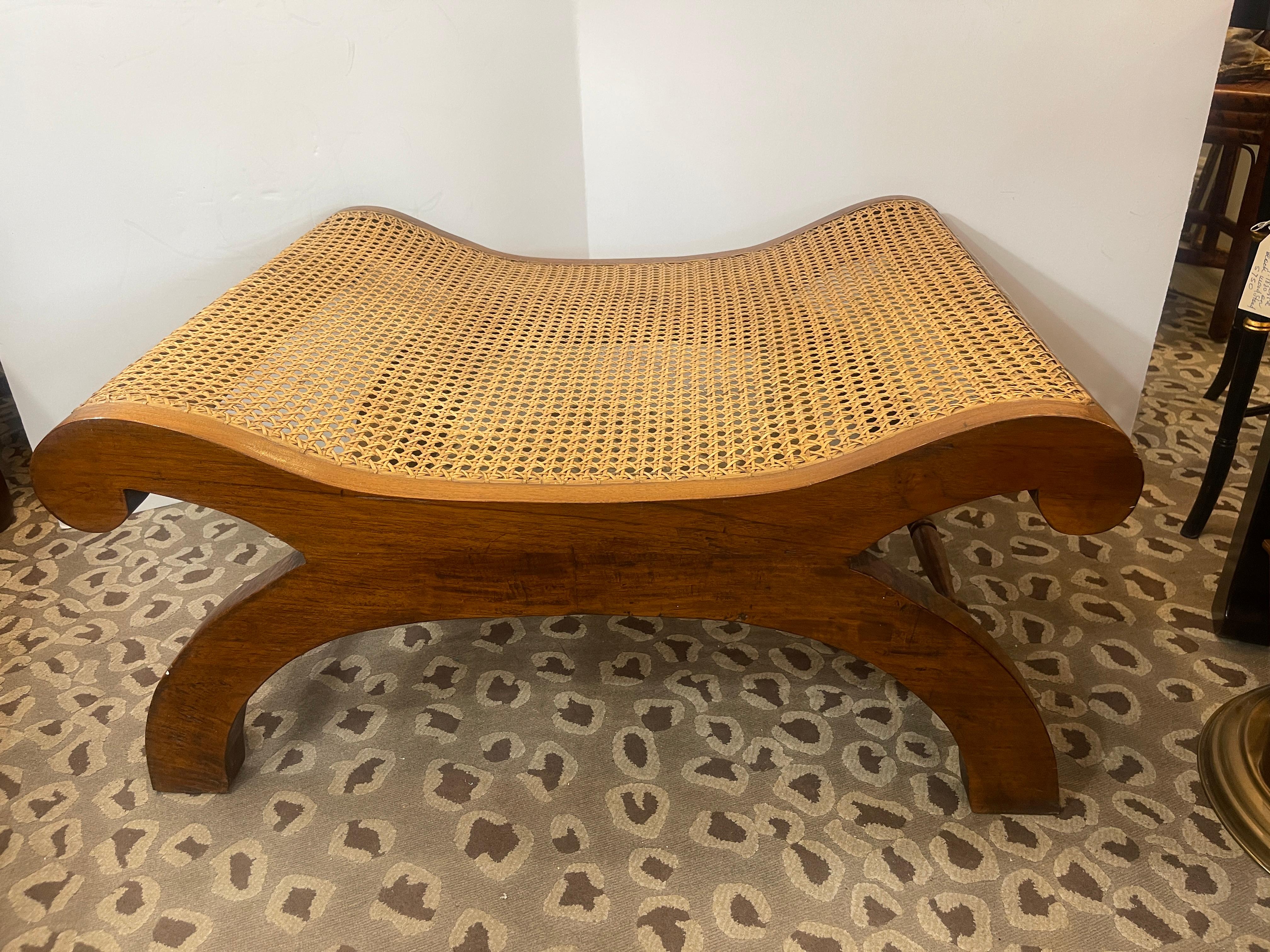Bauer International Inc.  Ottoman en rotin de style British Colonial Bon état - En vente à West Palm Beach, FL