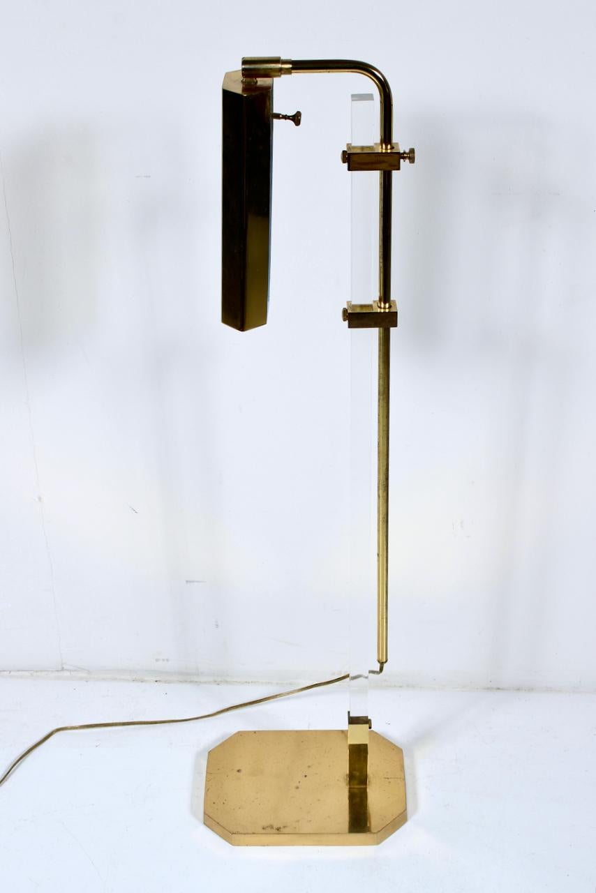 Bauer Lamp Co. Lampadaire réglable en laiton et lucite avec abat-jour en laiton, années 1970 en vente 3