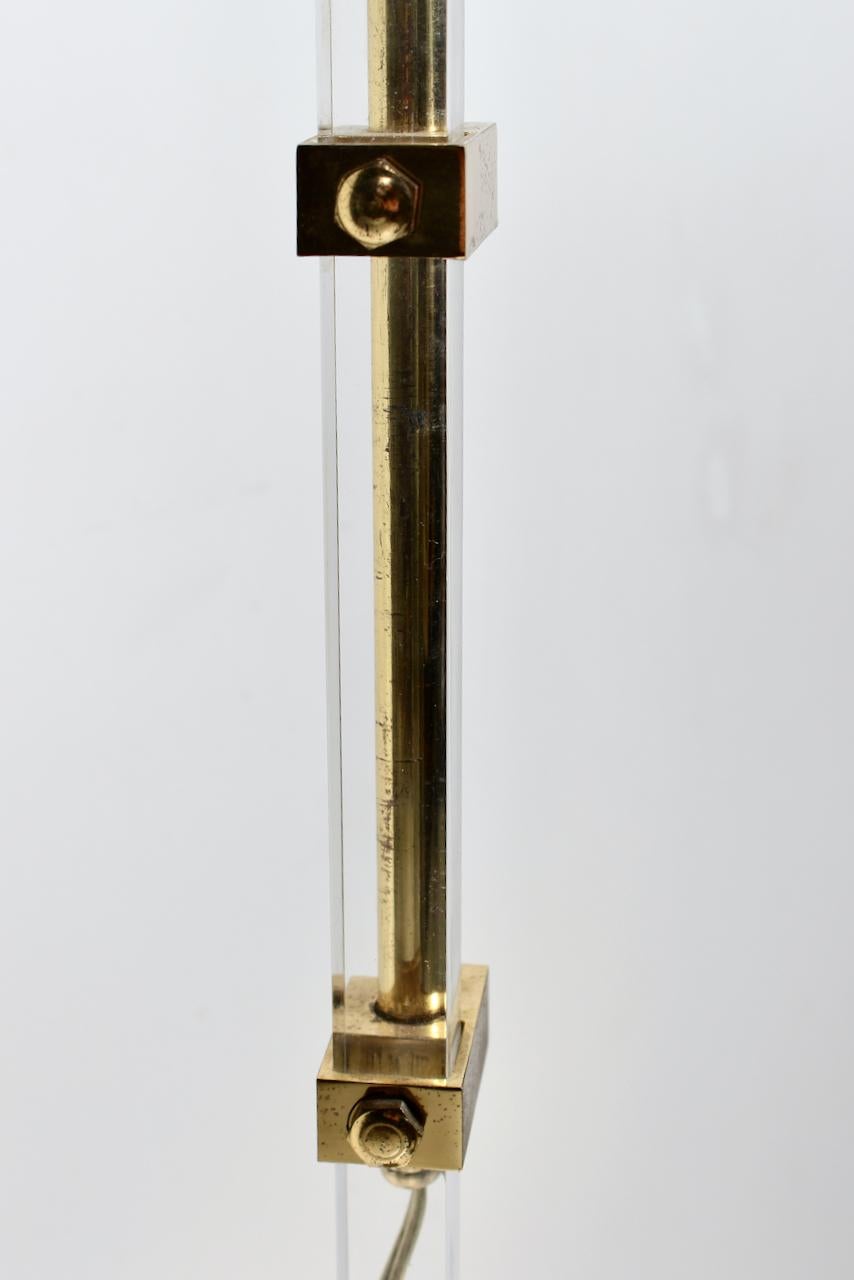 Bauer Lamp Co. Lampadaire réglable en laiton et lucite avec abat-jour en laiton, années 1970 en vente 4