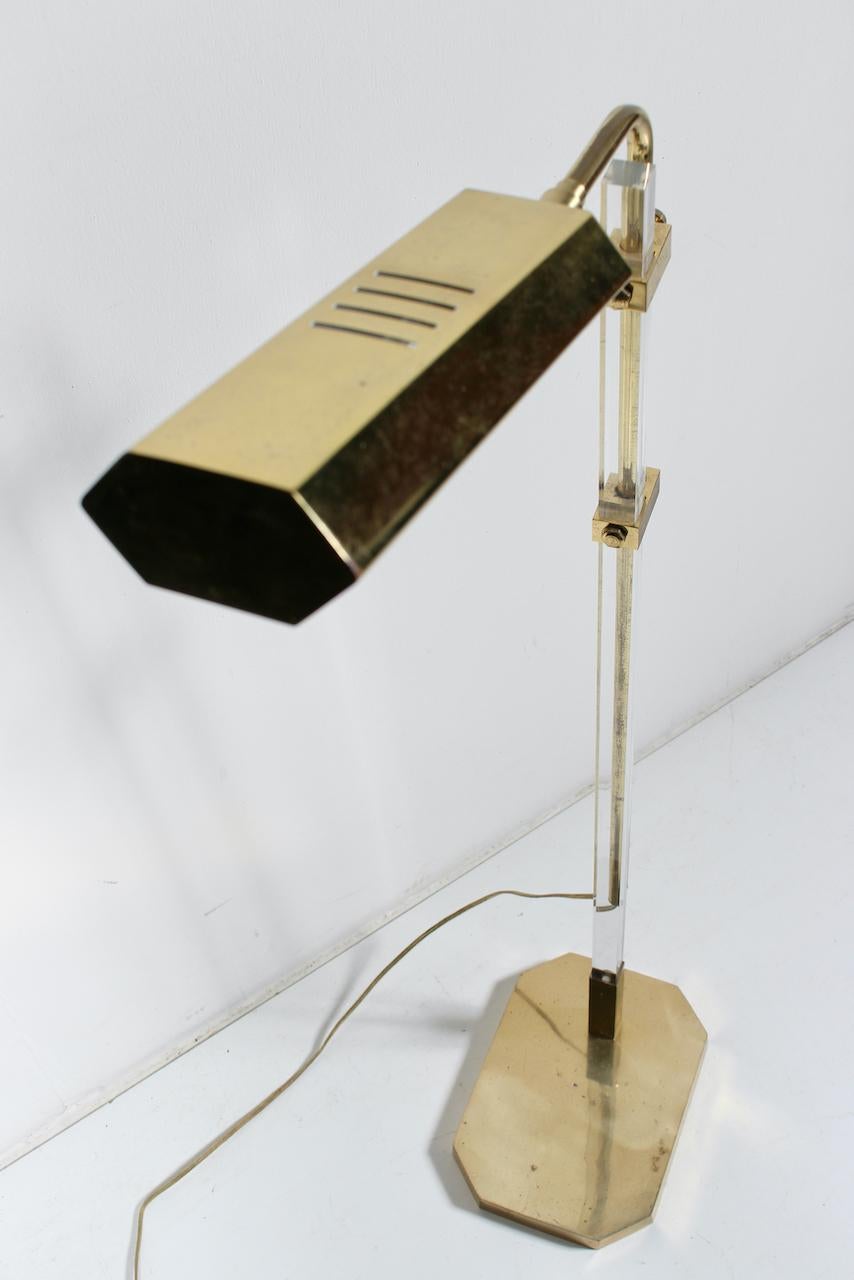 Bauer Lamp Co. Lampadaire réglable en laiton et lucite avec abat-jour en laiton, années 1970 en vente 7