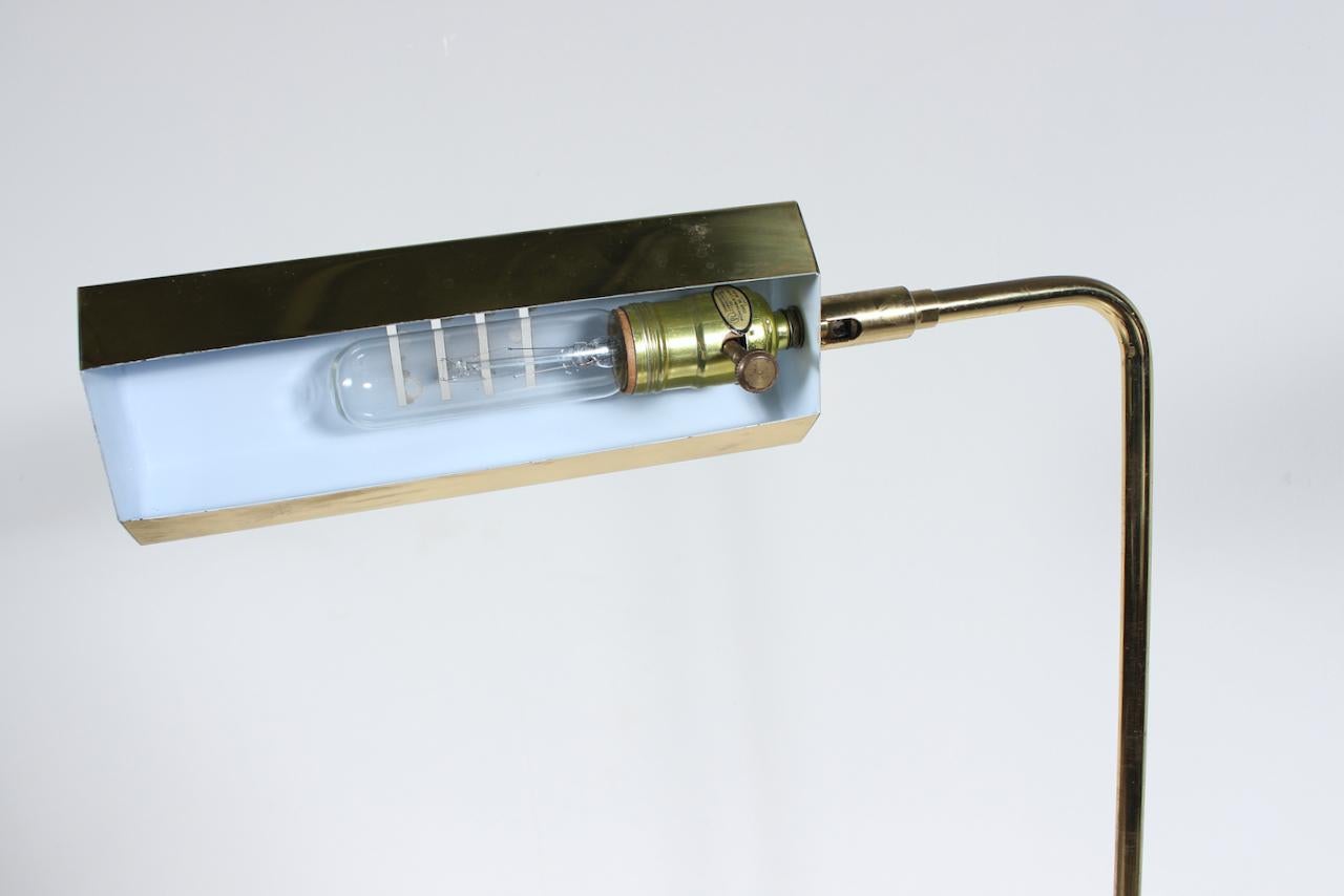 Bauer Lamp Co. Lampadaire réglable en laiton et lucite avec abat-jour en laiton, années 1970 en vente 11