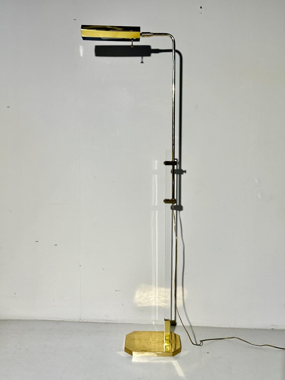 Moderne Bauer Lamp Co. Lampadaire réglable en laiton et lucite avec abat-jour en laiton, années 1970 en vente