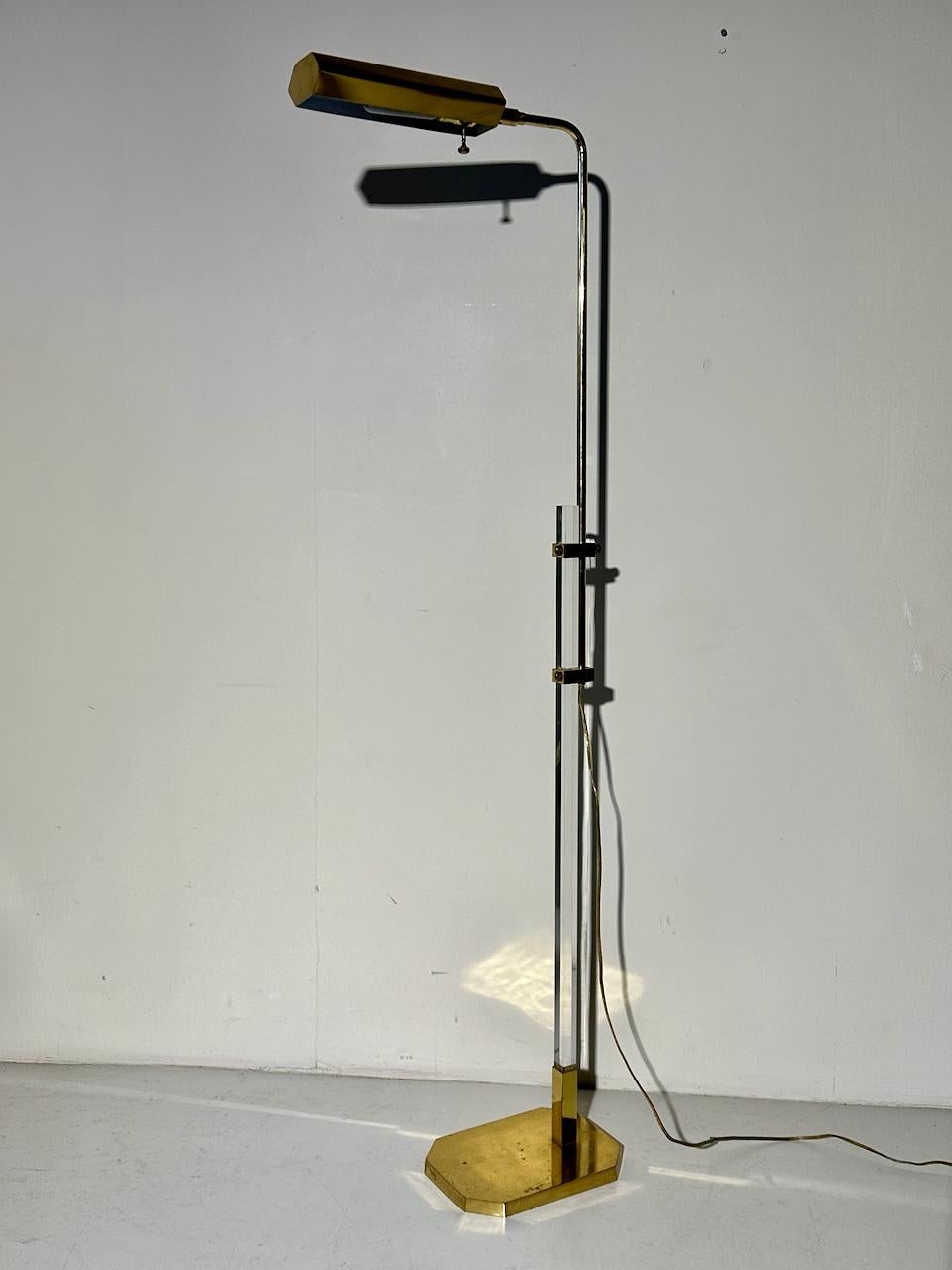 Américain Bauer Lamp Co. Lampadaire réglable en laiton et lucite avec abat-jour en laiton, années 1970 en vente