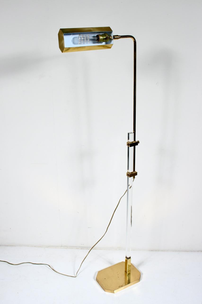 Lucite Bauer Lamp Co. Lampadaire réglable en laiton et lucite avec abat-jour en laiton, années 1970 en vente