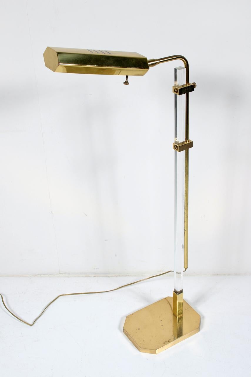 Bauer Lamp Co. Lampadaire réglable en laiton et lucite avec abat-jour en laiton, années 1970 en vente 1