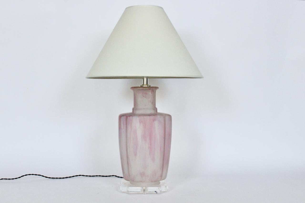 Bauer Lamp Company, Glas-Tischlampe „Clearlite“, mattiertes Rosa, 1970er-Jahre (Hollywood Regency) im Angebot