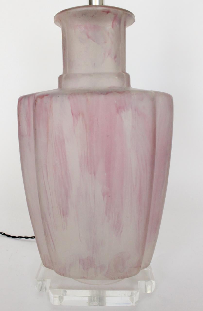 Bauer Lamp Company, Glas-Tischlampe „Clearlite“, mattiertes Rosa, 1970er-Jahre im Zustand „Gut“ im Angebot in Bainbridge, NY