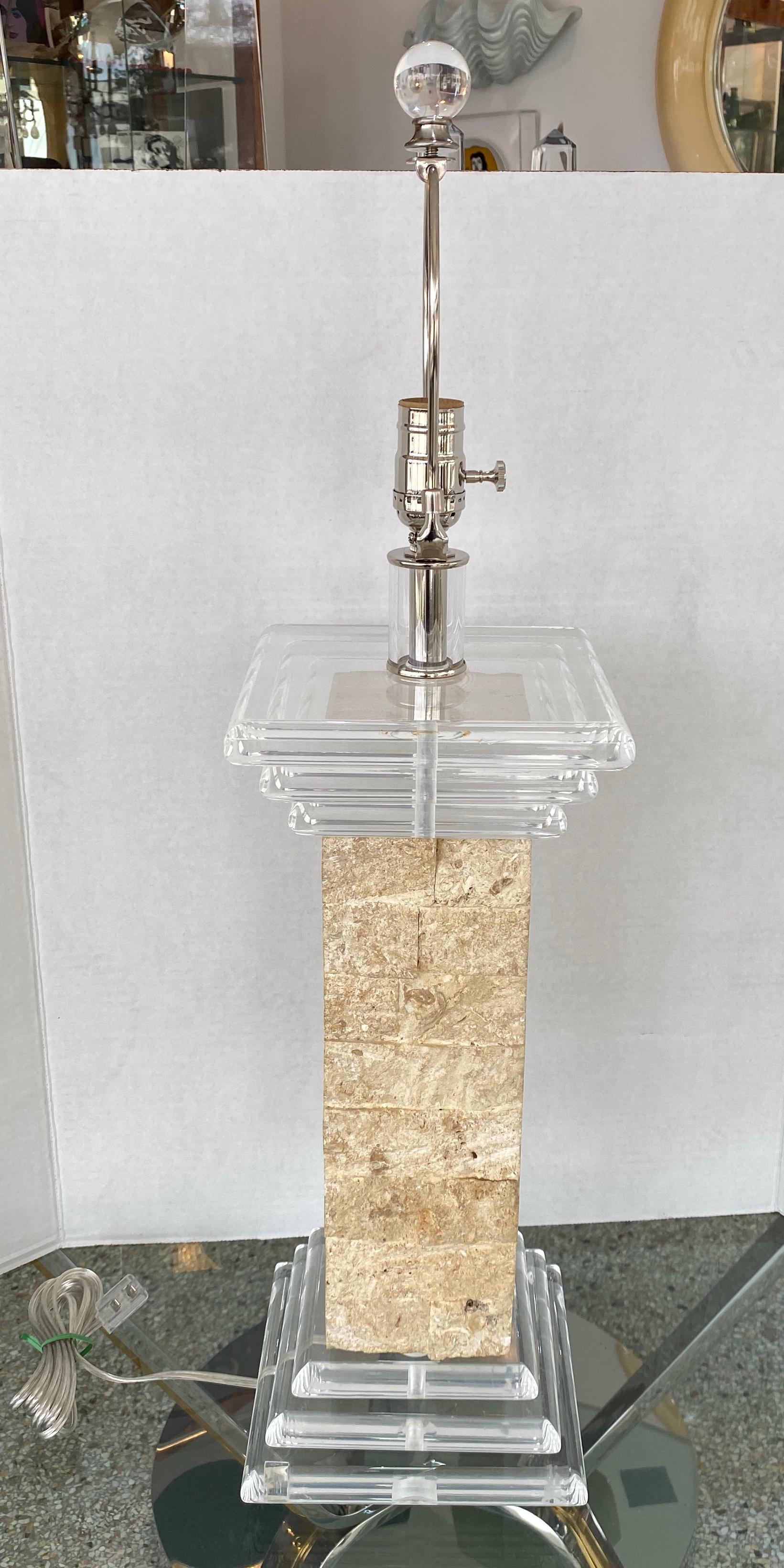 Bauer Lamp Company-Tischlampe aus Travertin und Lucite im Angebot 2