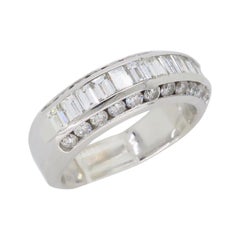 Anniversary-Ring mit Bauguette- und rundem Diamant