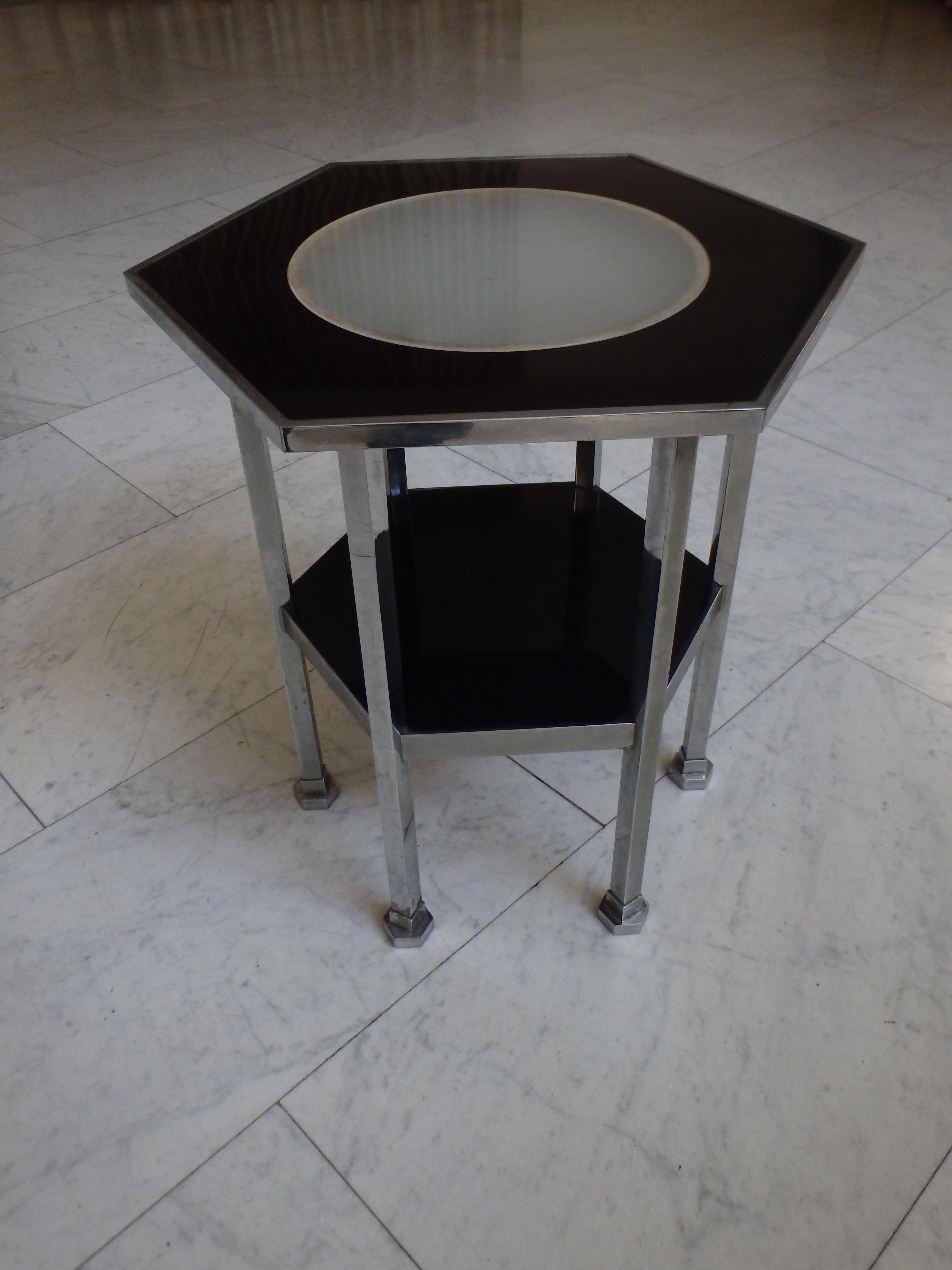 Table Bauhaus à 2 plateaux avec lumière à l'intérieur chrome et bakélite noire 