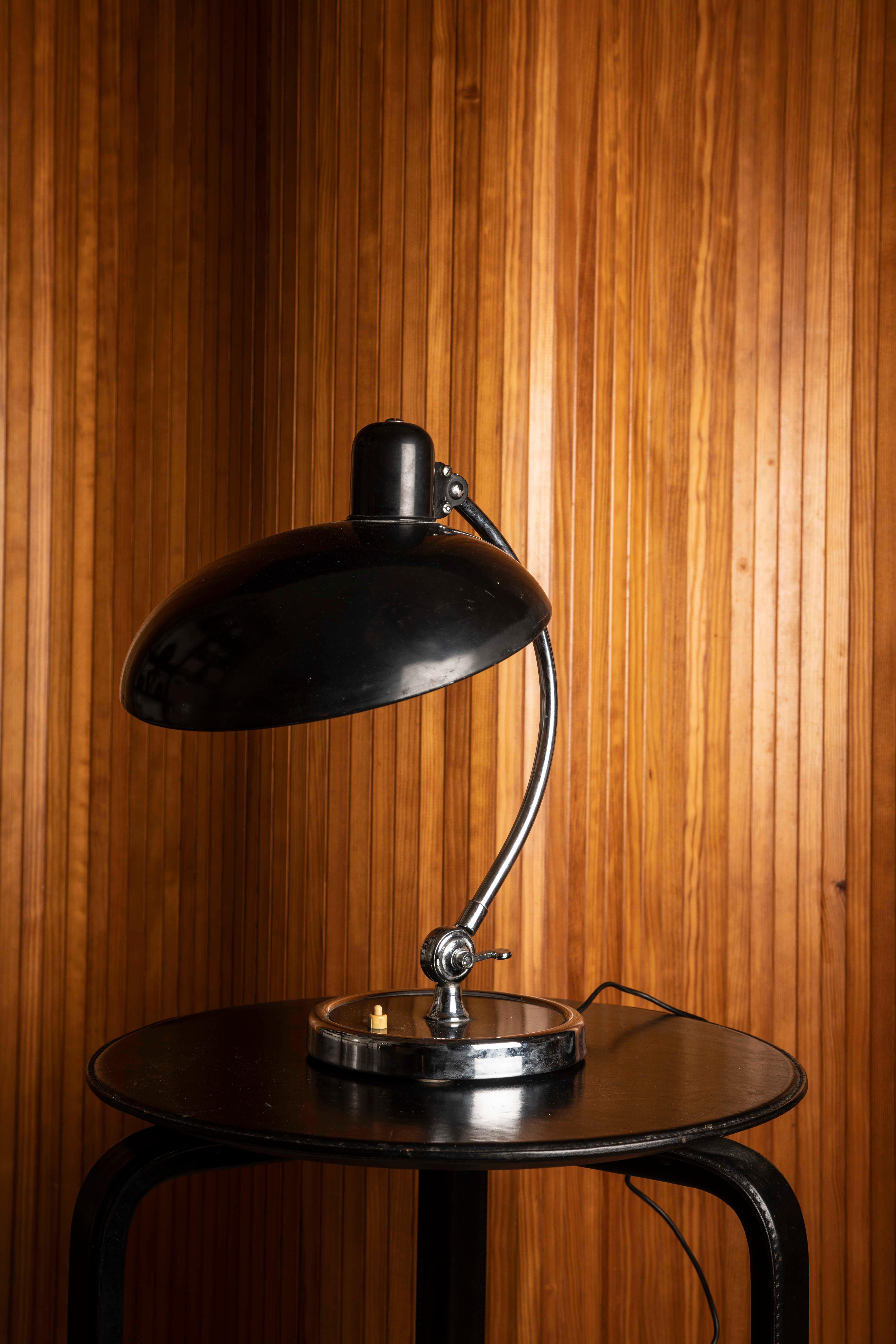 Verstellbare Bauhaus-Schreibtischlampe in Schwarz und Chrom, Mitte 20. im Angebot 4