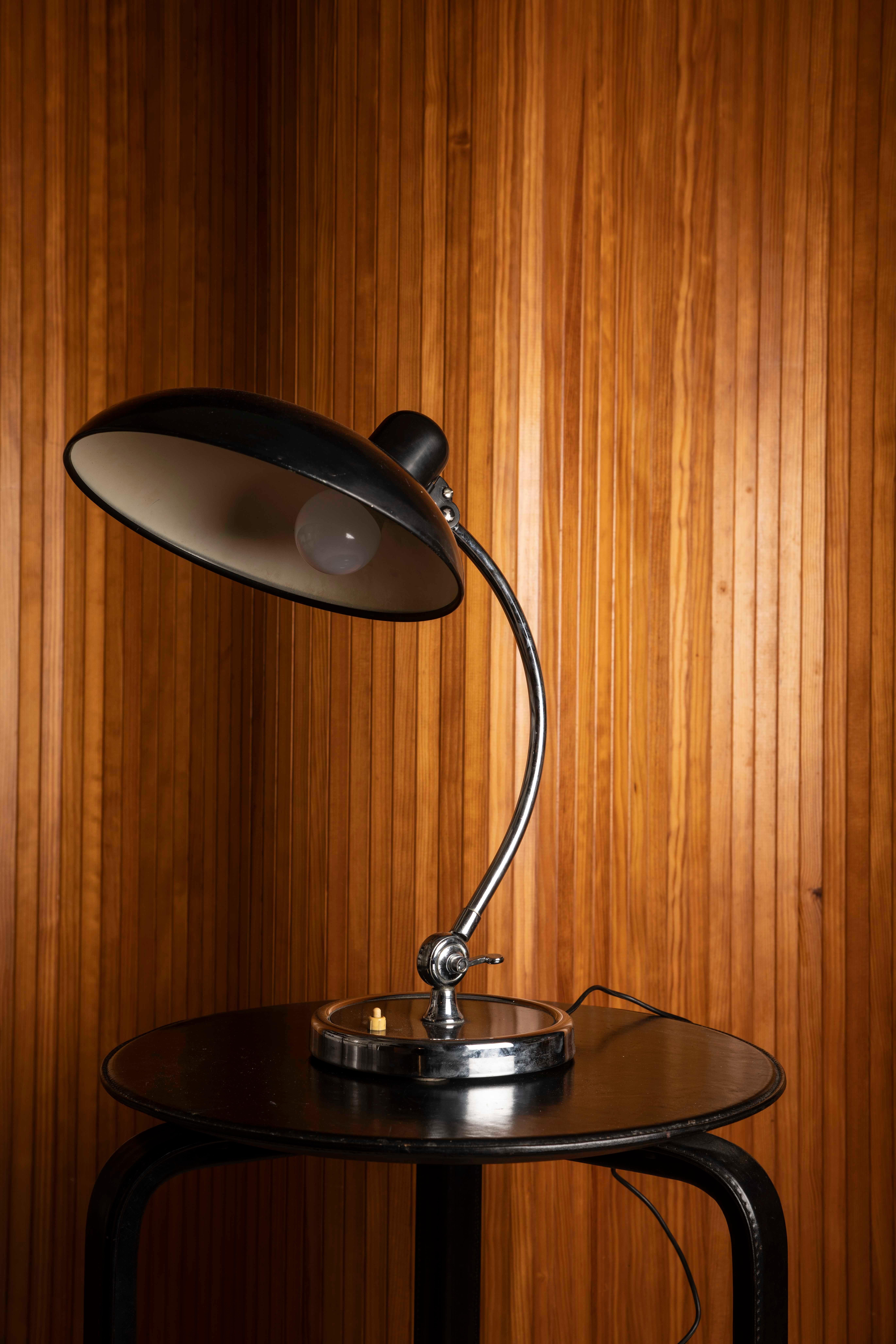 Verstellbare Bauhaus-Schreibtischlampe in Schwarz und Chrom, Mitte 20. im Angebot 5