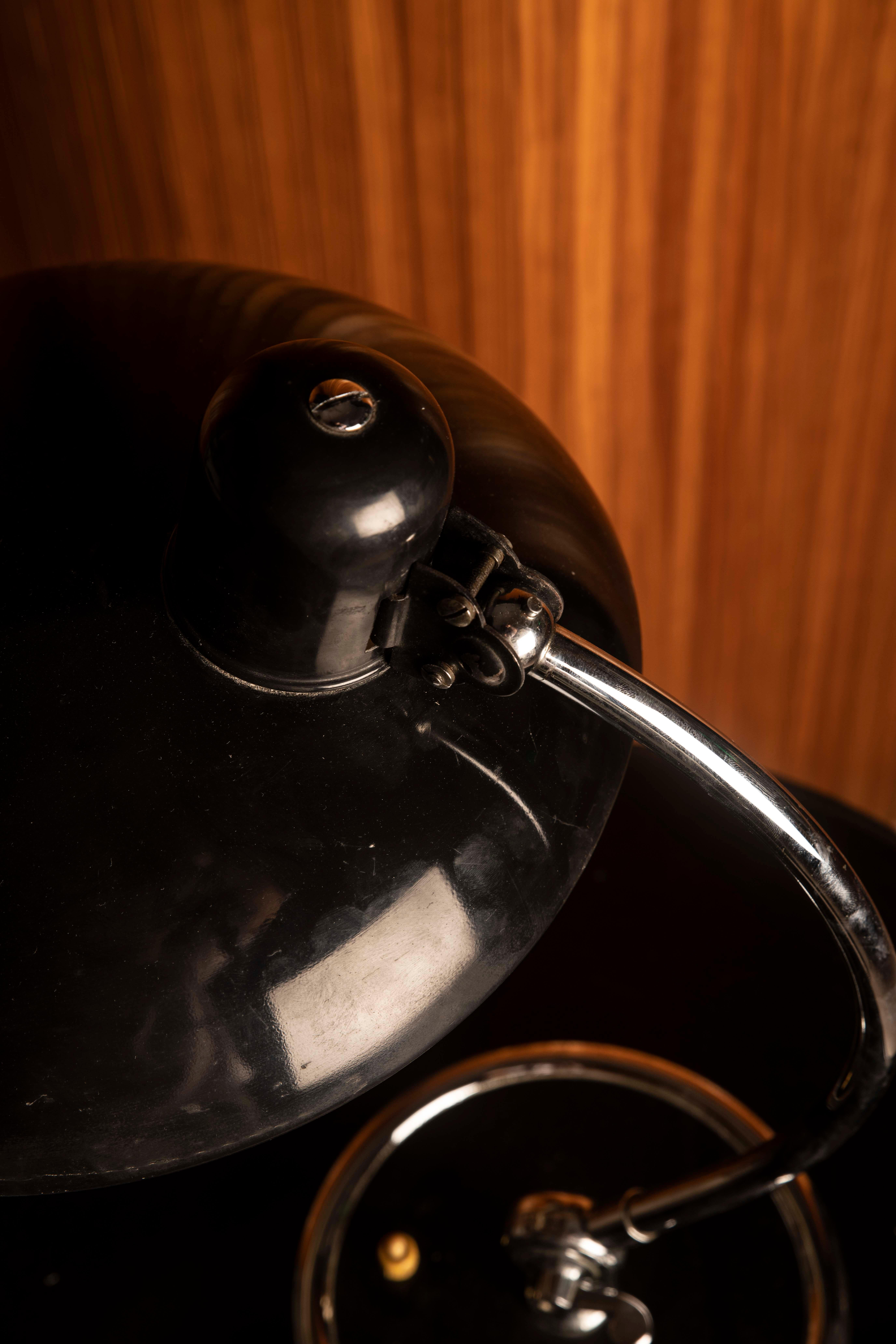 Verstellbare Bauhaus-Schreibtischlampe in Schwarz und Chrom, Mitte 20. im Zustand „Gut“ im Angebot in BARCELONA, ES