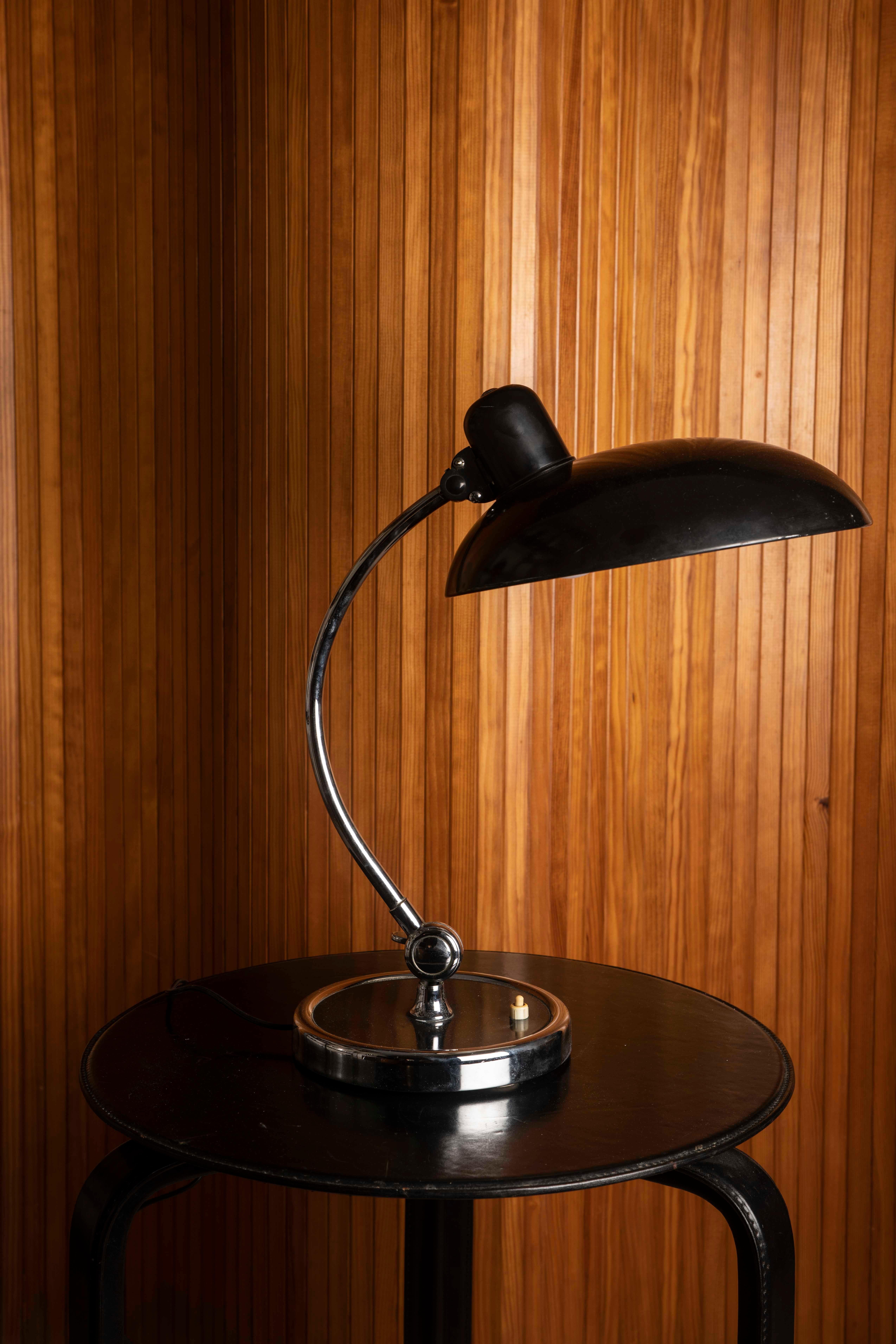 Verstellbare Bauhaus-Schreibtischlampe in Schwarz und Chrom, Mitte 20. im Angebot 1