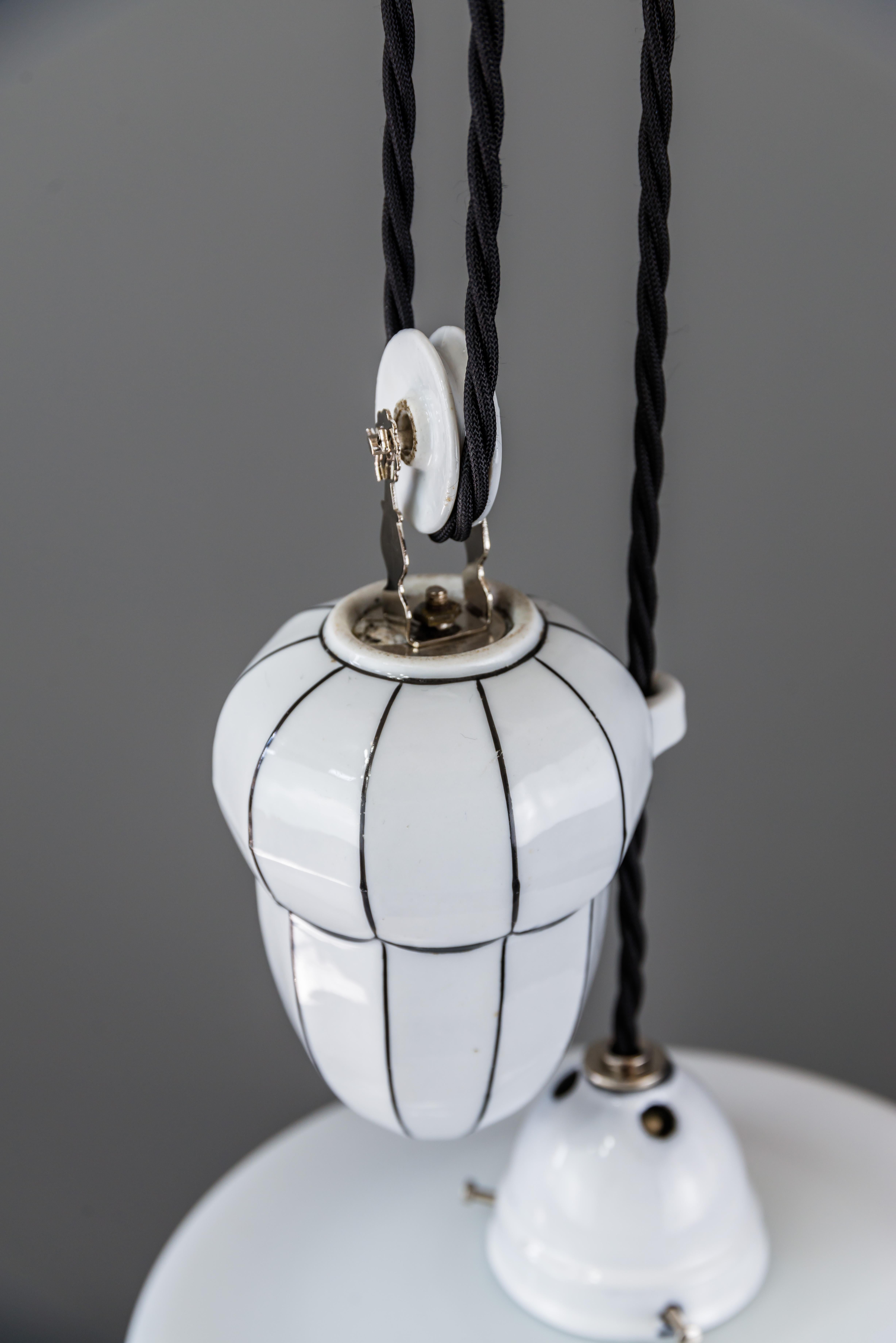 Lampadario in porcellana regolabile Bauhaus con paralume originale, circa 1920 in vendita 7
