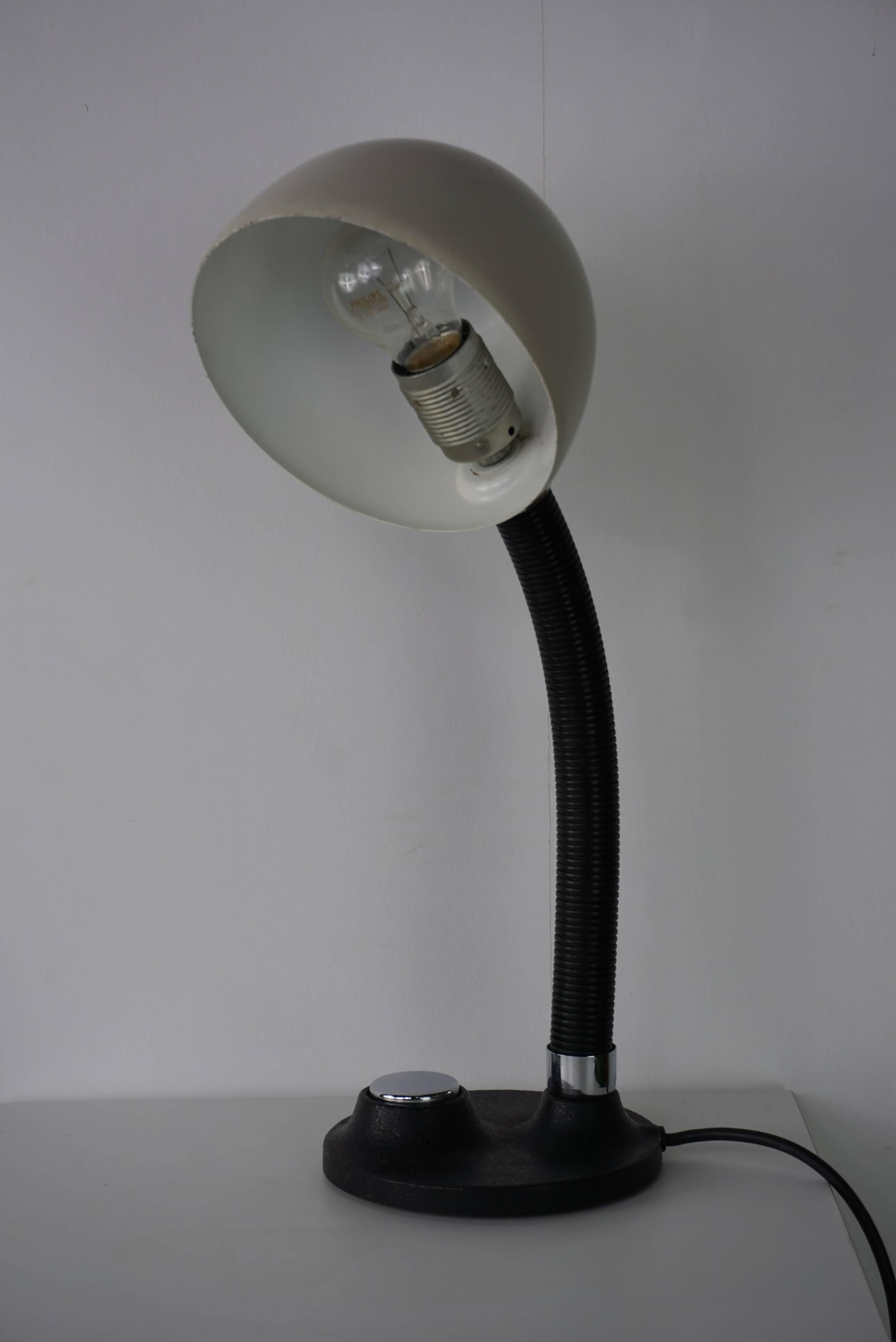 Vintage and industrial look for this desk lamp with its cast iron foot, flexible and articulated arm to finish this work with a metal shade. All rounded, this lamp design by Egon Hillebrand is in perfect condition!