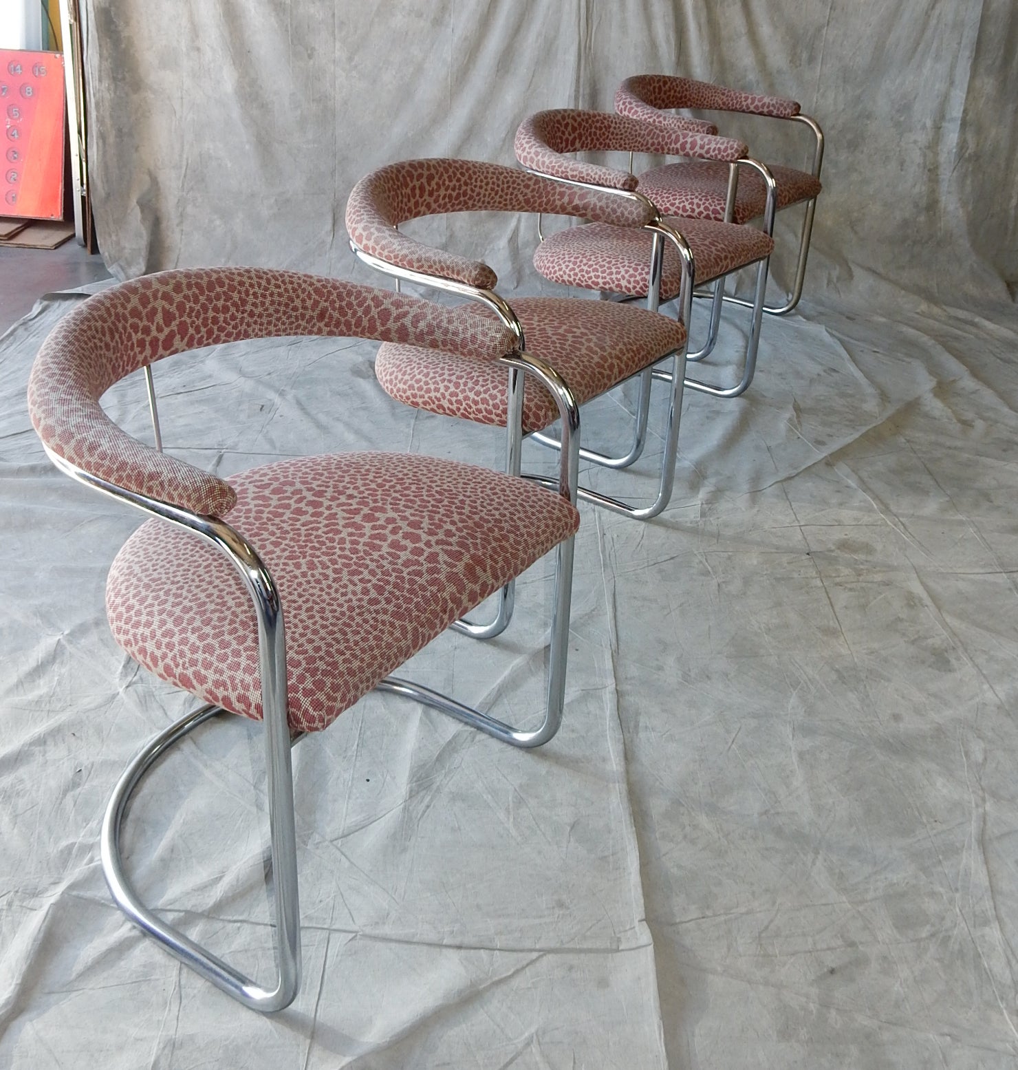 Bauhaus Anton Lorenz Design Dining Chairs 4 Seats in Pink Leopard Print For Sale 1