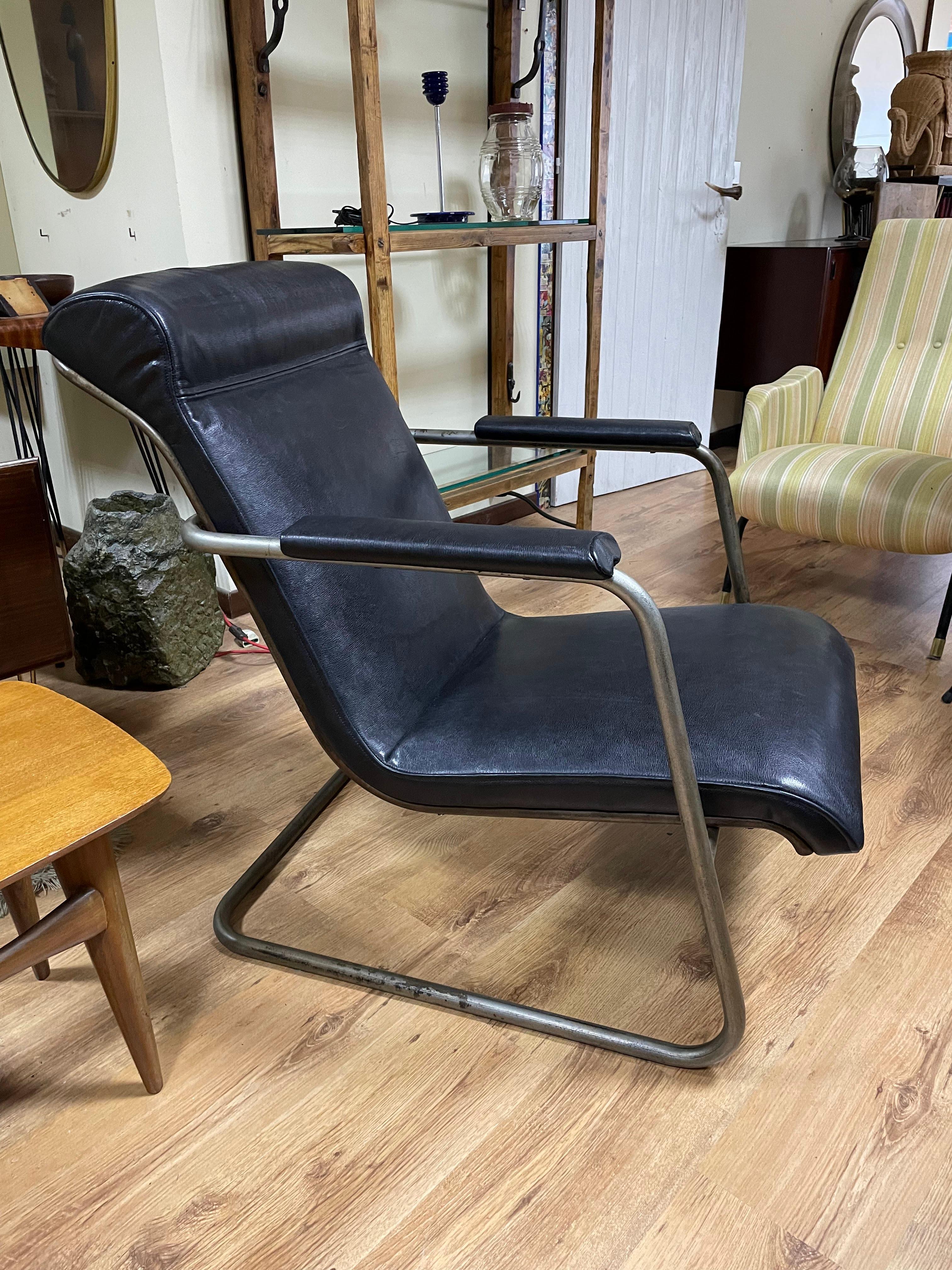30s armchair in pure Bauhaus style.
Structure in iron tubular, black leather coating.
The leather seat is independent of its base, on which it is simply rested.
The innovative modernist style of the Bauhaus style is found in this armchair in