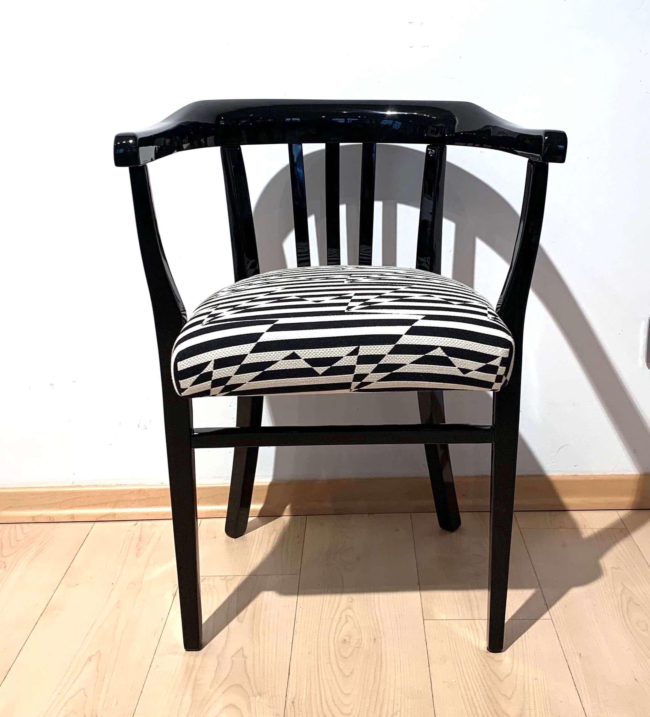 Bauhaus Armchair, Black Piano Lacquer on Beech, Three Spouts, Germany circa 1930 In Excellent Condition In Regensburg, DE