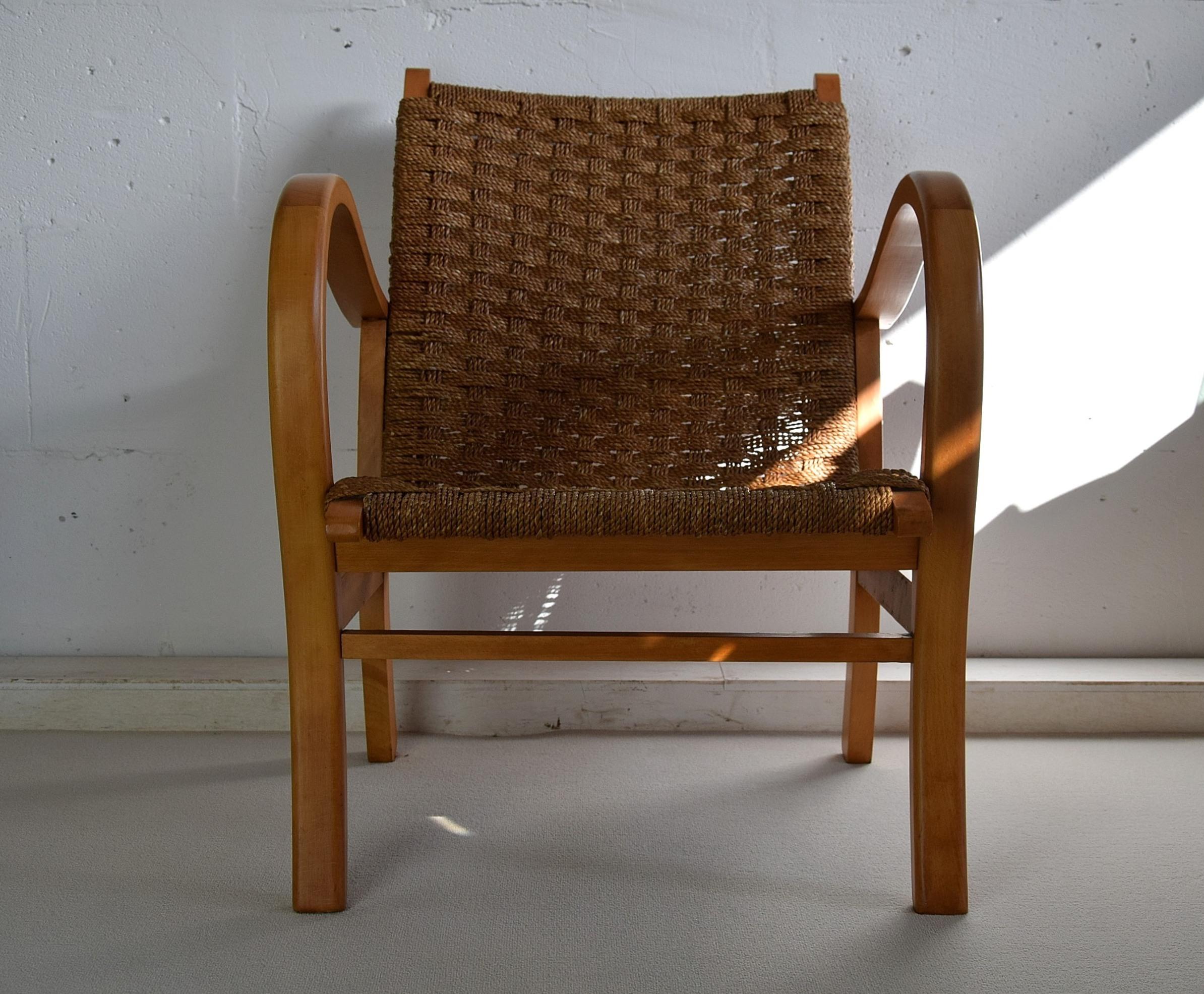 Erich Dieckmann, fauteuil Bauhaus en hêtre et corde de papier, Allemagne, 1925.
Il s'agit d'un rare fauteuil Bauhaus du designer allemand Erich Dieckmann créé dans les années 1920. Le design reprend la philosophie du Bauhaus, selon laquelle la