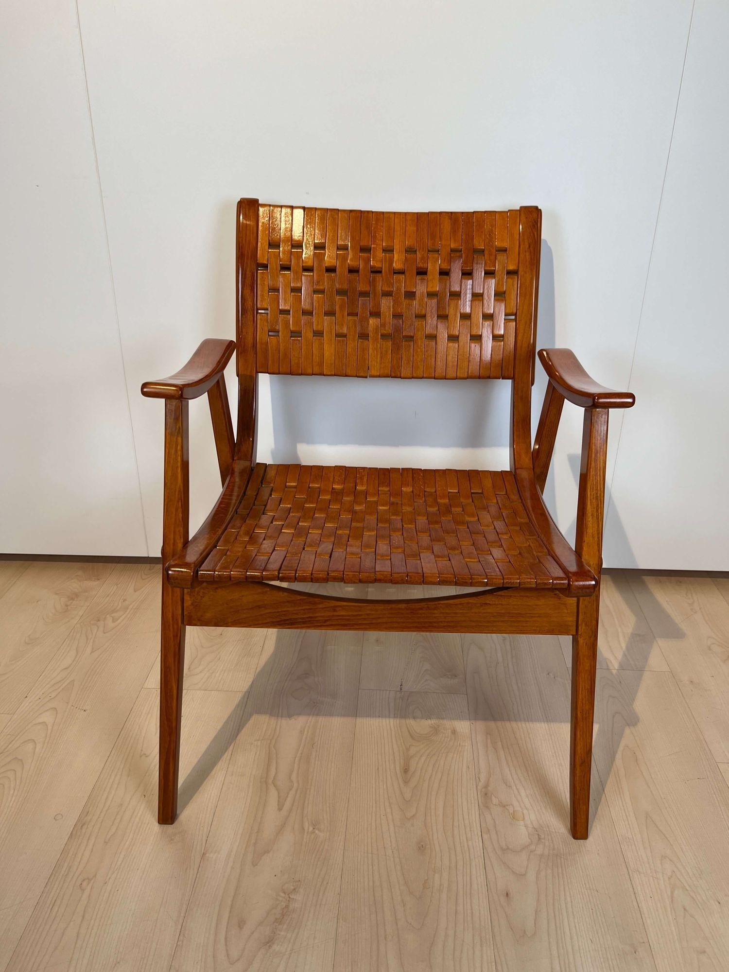 Beautiful, rare Bauhaus armchair by Erich Diekmann and/or Ernst Breitenborn for Gelenka Tyskland from Germany circa 1930-50.
 
Executed in bent beech plywood and a webbed back. The chair has been restored and lacquered with shellac (french