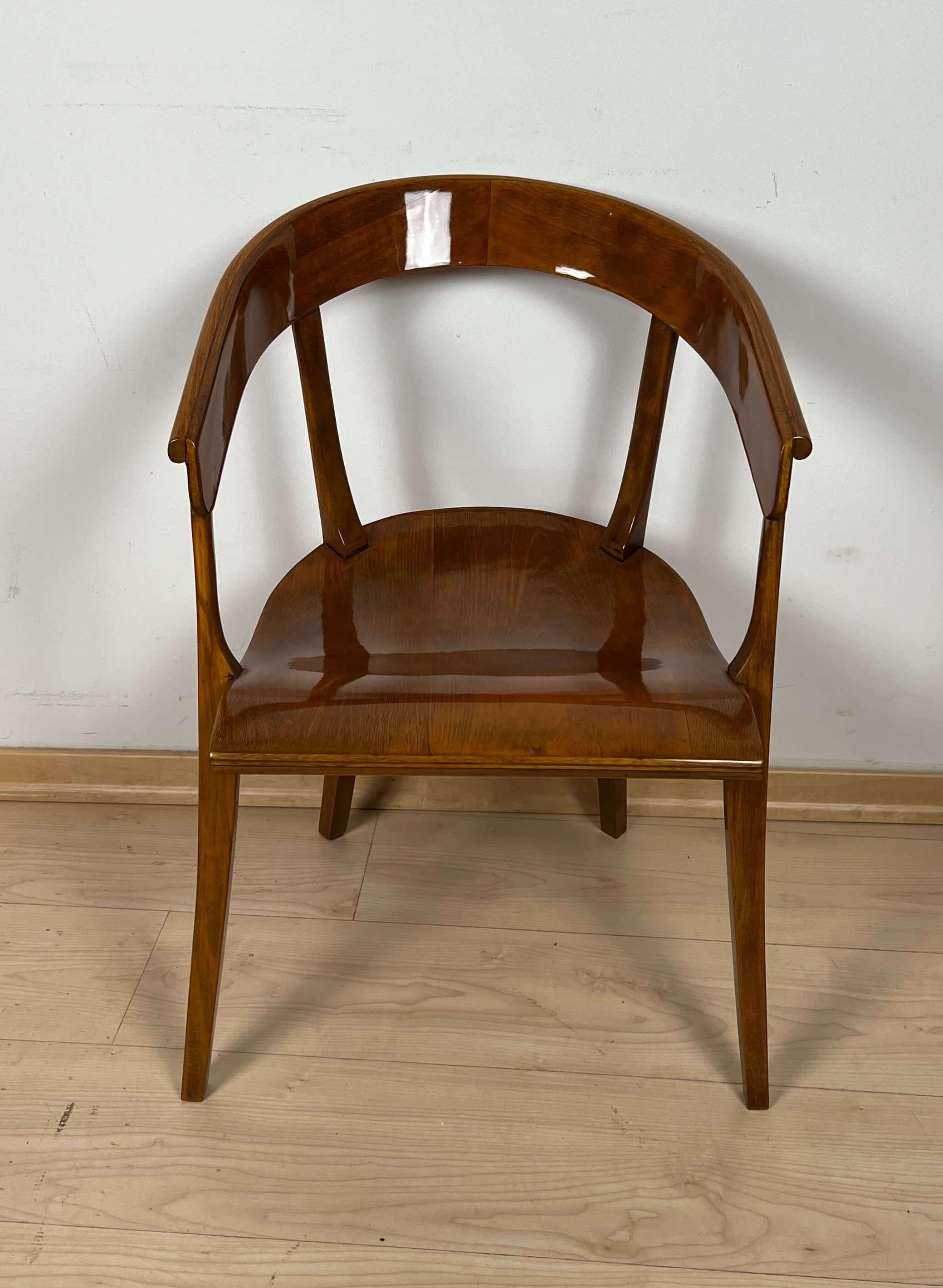 Elegantly curved original bauhaus armchair.

Manufacturer: Rockhausen Waldheim
Design: Ernst Rockhausen for Rockhausen, 1928
Beech frame. Seat and back made of curved plywood
Stamped at the bottom Rockhausen and 