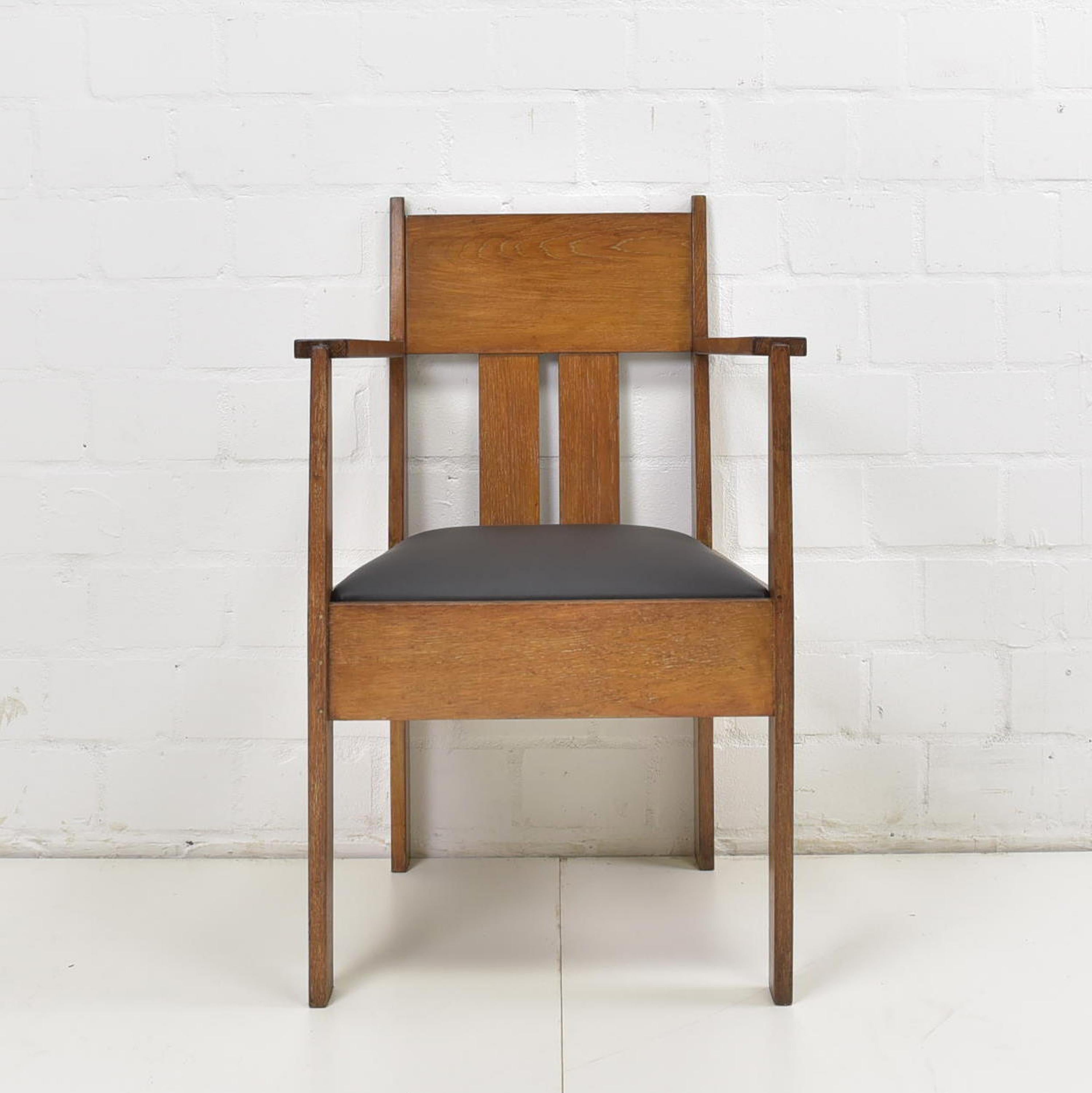 Armchair restored Bauhaus around 1930 oak armchair desk chair

Features:
Removable seat pad
Leatherette cover renewed
High quality
Stable & comfortable
Reduced design with geometric lines
Beautiful patina

Additional