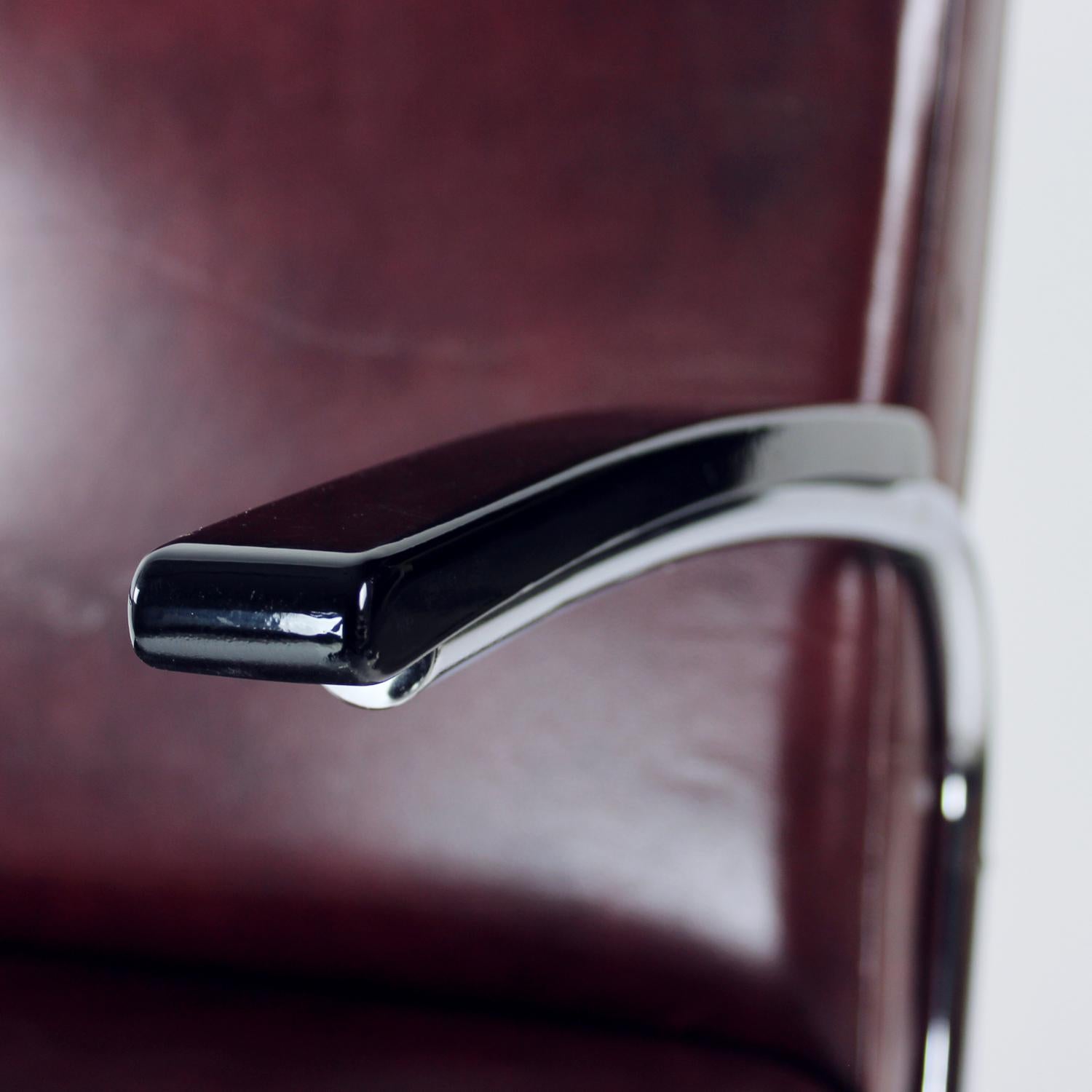 Bauhaus Armchair In Chrome & Leather, Czechoslovakia 1930s In Excellent Condition For Sale In Zohor, SK