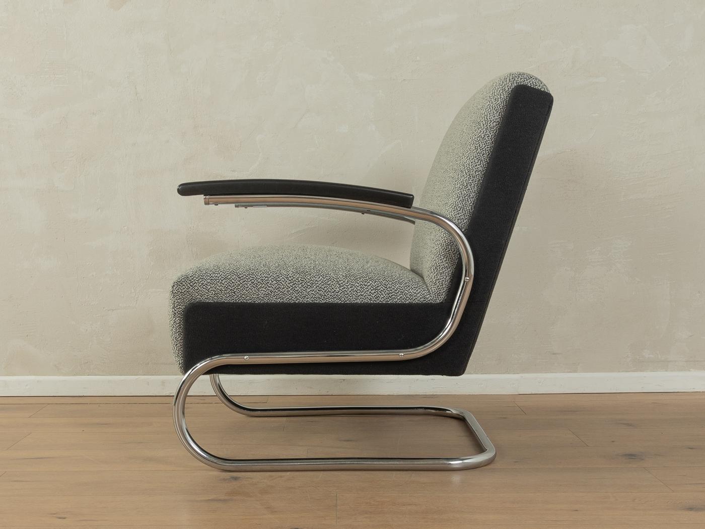 Rare Bauhaus armchair by Mücke-Melder Werke from the 1930s inspired by the design of Mart Stam, Marcel Breuer and Ludwig Mies van der Rohe. High-quality frame made of chromed steel tube with the original armrests in black lacquered wood. The seat