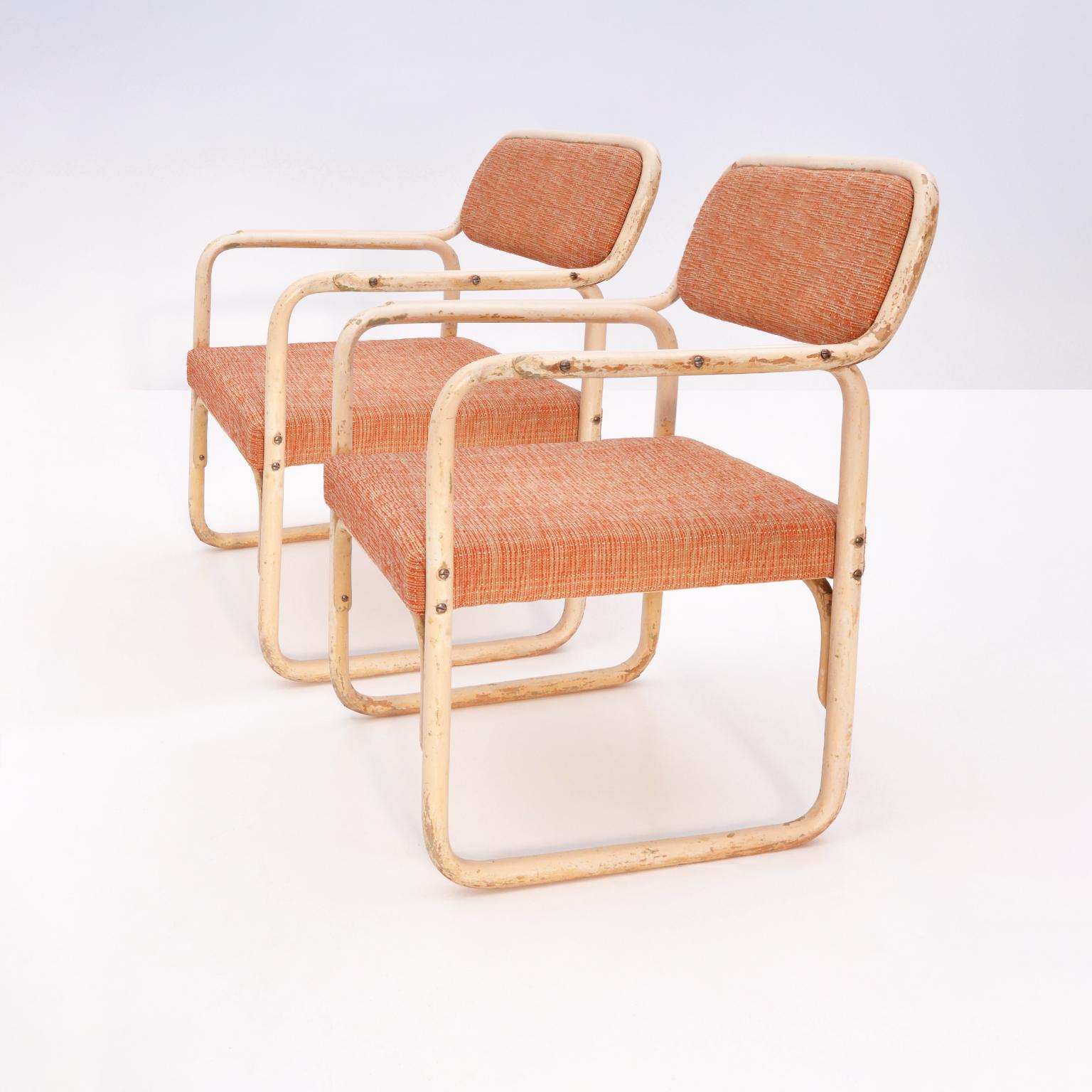 Paire de fauteuils modernistes de style Bauhaus. Le grand fauteuil en bois courbé laqué figure dans le catalogue de Thonet-Mundus de 1929 avec un rocking-chair, un tabouret et une table. Son apparence laisse à peine deviner qu'il est en bois bardé