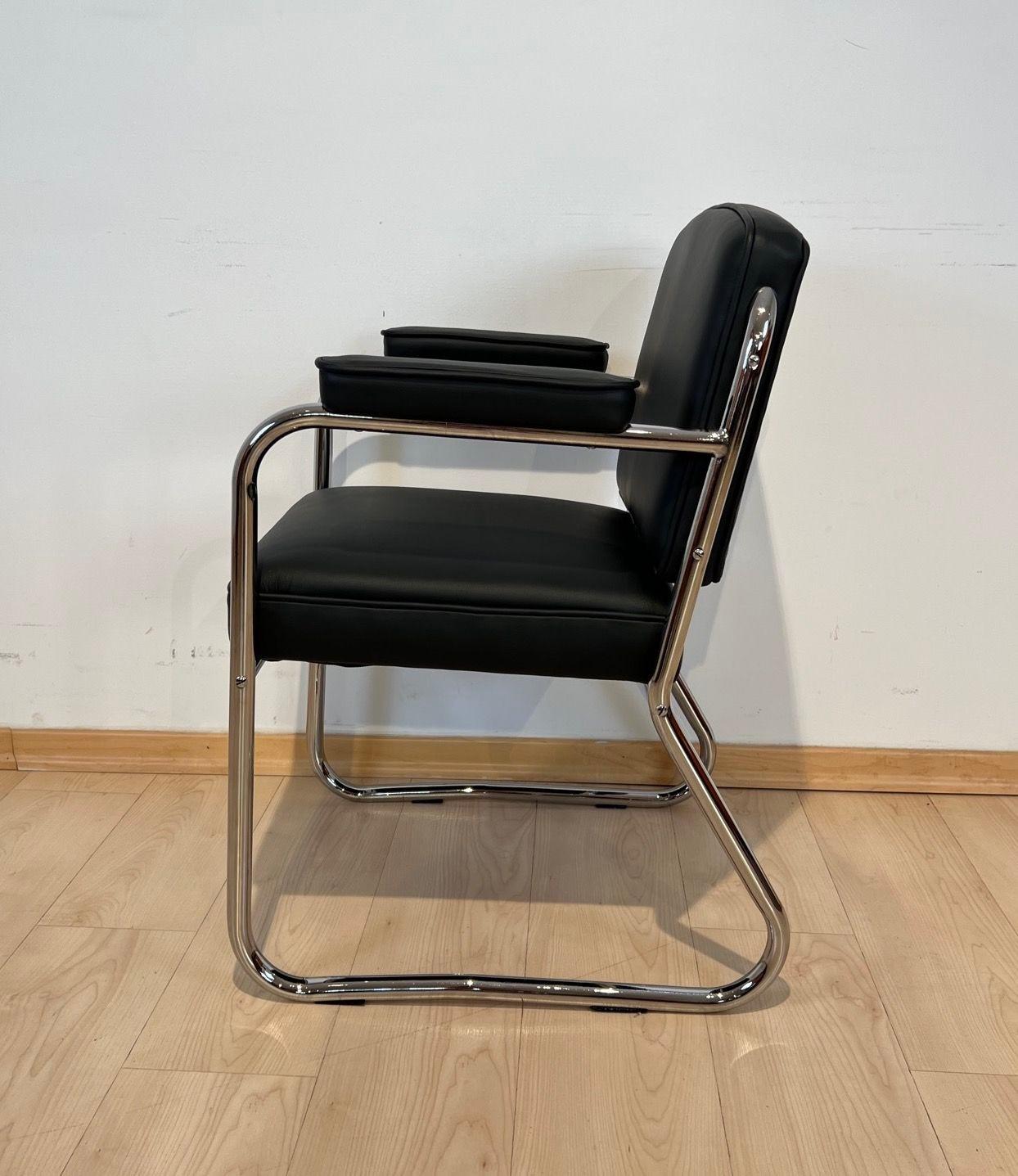 Fauteuil ou chaise de bureau Bauhaus original et entièrement restauré.
Cadre en acier tubulaire, nouvellement chromé et poli. Le siège, le dossier et les accoudoirs ont été recouverts de cuir noir/gris foncé.
Dimensions :
H 83 cm x L 57 cm x P 60 cm