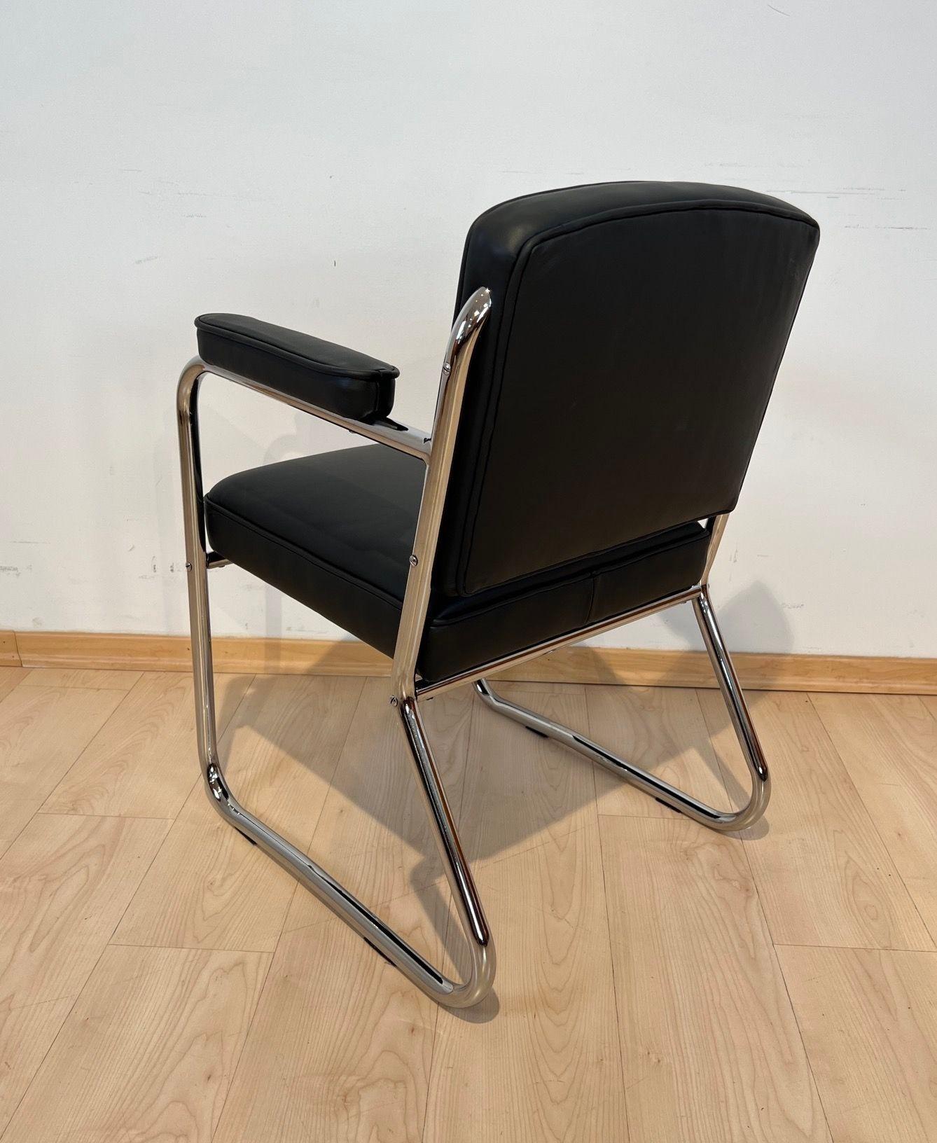 Bauhaus Armchair, Chromed Steeltubes, Leather, Germany circa 1930 In Excellent Condition For Sale In Regensburg, DE