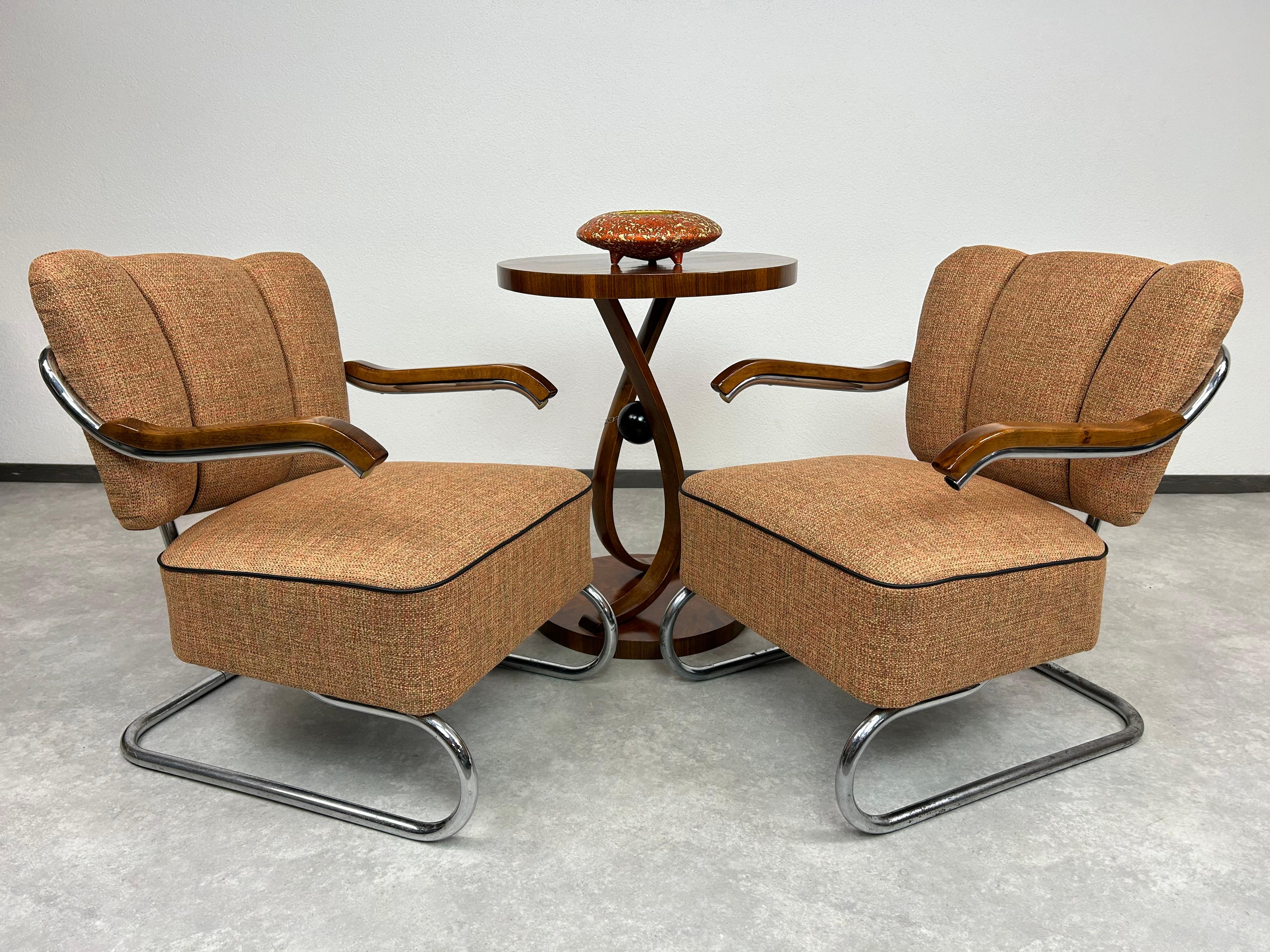 Fauteuils Bauhaus de fa Hynek Gottwald. Teinté et repoli professionnellement avec un nouveau tissu. Signes d'utilisation sur les pièces en acier. 