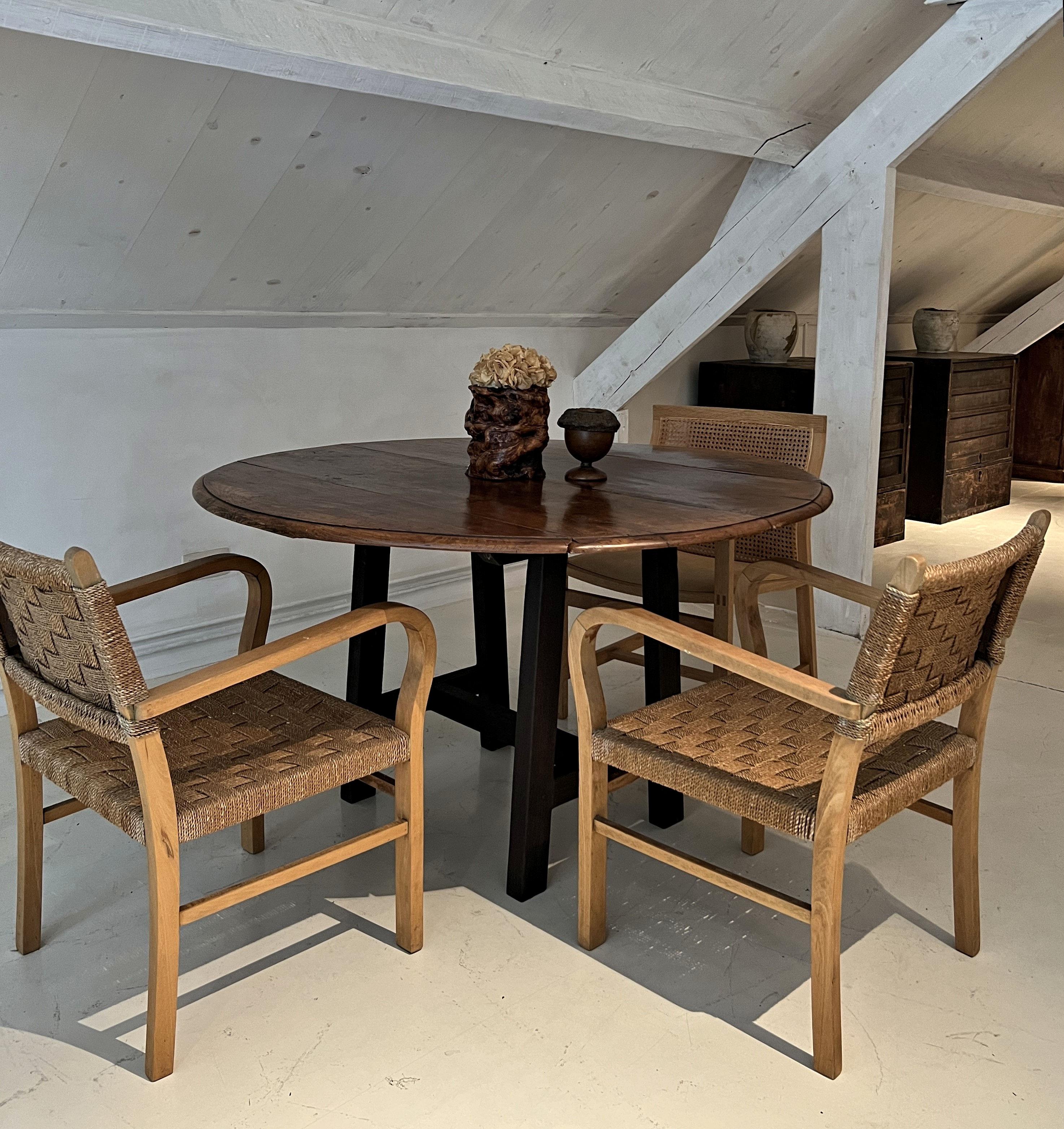 Ein seltenes Paar Bauhaus-Sessel, entworfen von Erich Dieckman. Dieckman war ein wichtiger Bauhaus-Designer, der mit streng geometrischen Möbeln begann. Nach einer Weile baute er organischere Formen aus Massivholz wie Buche und Eiche ein. Ein
