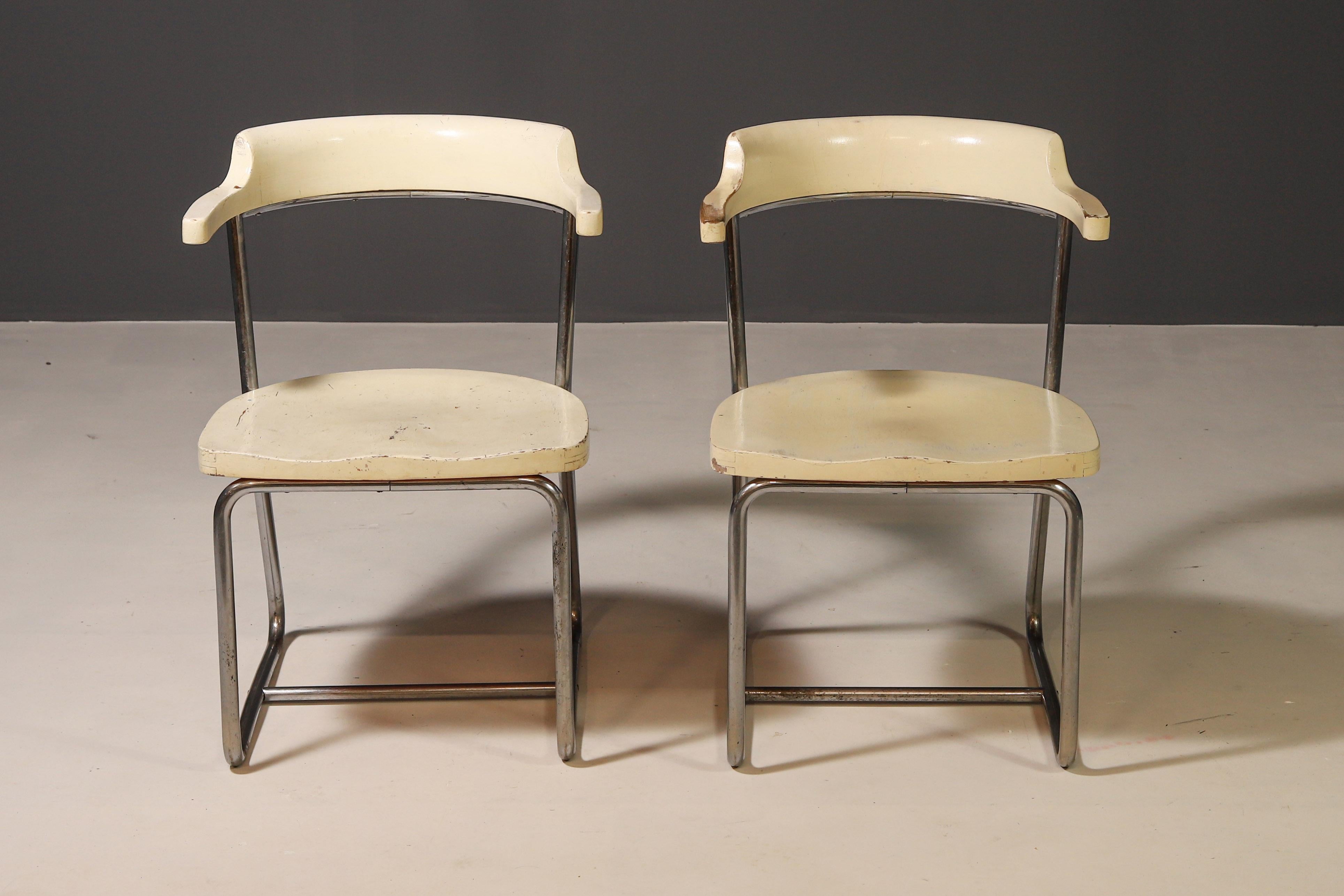Estos elegantes sillones funcionalistas, modelo K 16, fueron diseñados y producidos en la década de 1930 por el renombrado fabricante checoslovaco Robert Slezák, de Bystřice pod Hostýnem. Es un mueble icónico de la época funcionalista, que equilibra