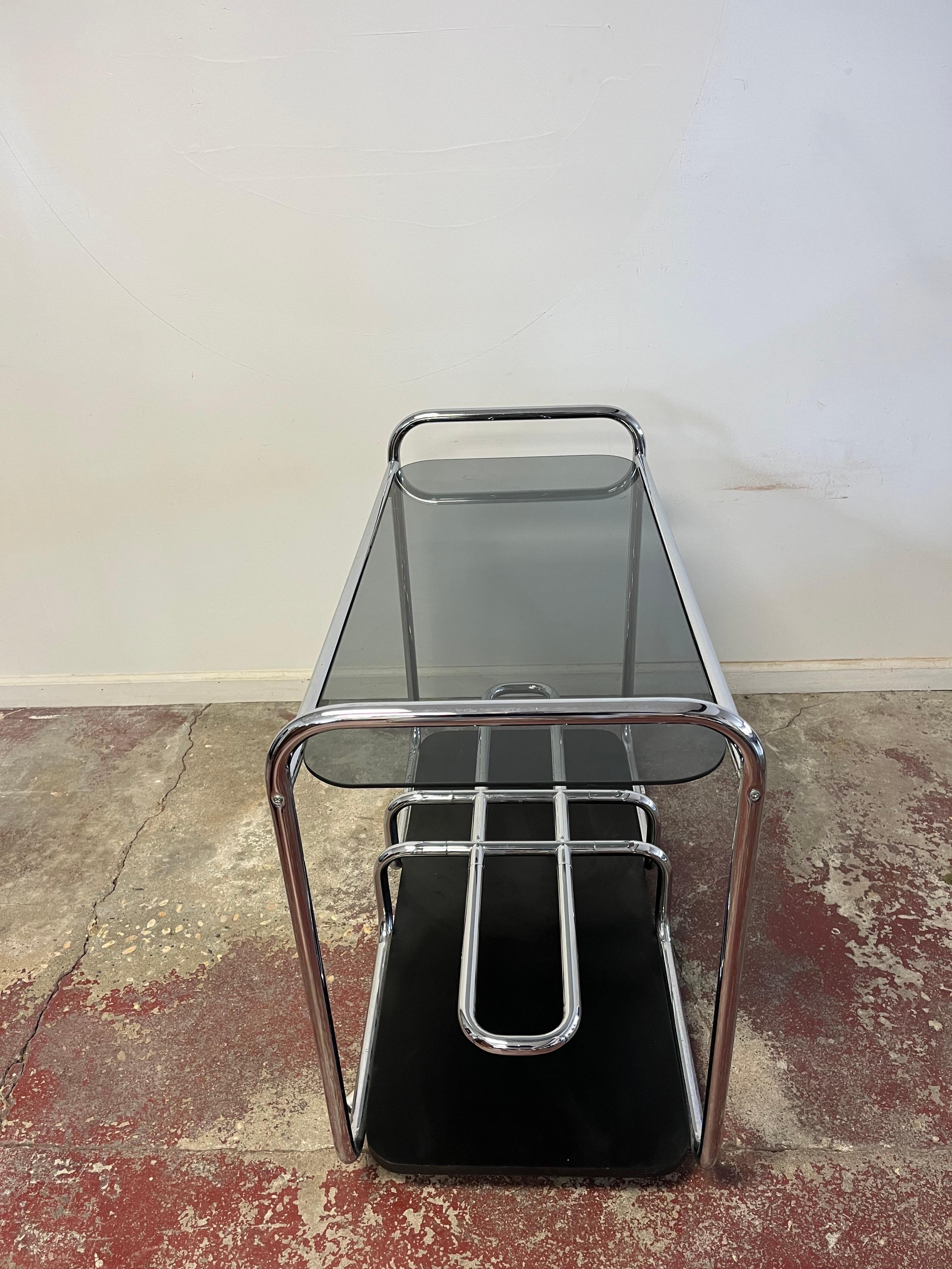Chariot de bar Art déco Bauhaus en chrome et verre Bon état - En vente à W Allenhurst, NJ