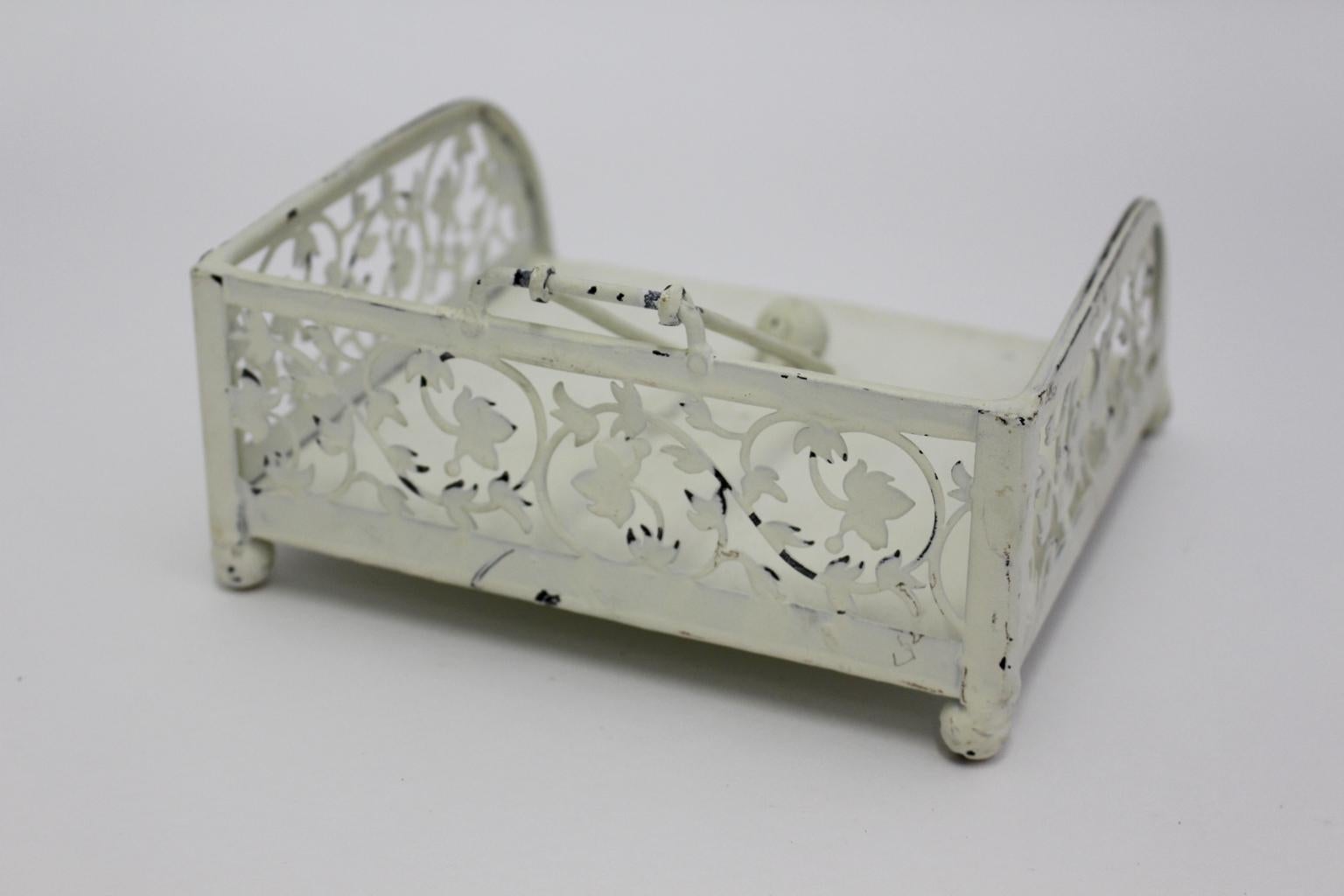 Servilletero Vintage de Metal Blanco Estilo Bauhaus Art Decó, Alemania, hacia 1920 Lacado en venta