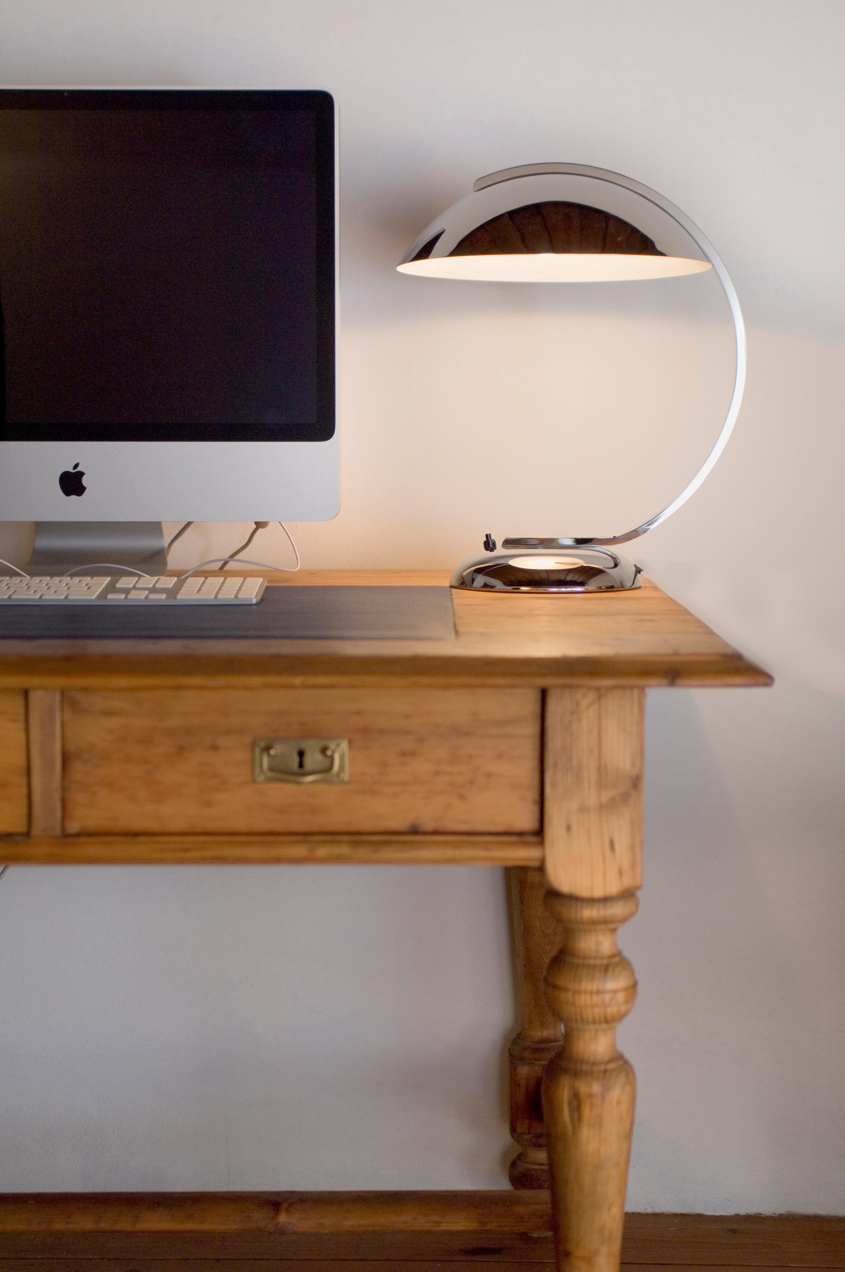 Schreibtischlampe im Art-déco-Stil des Bauhauses, Tischlampe, Re Editon (Messing) im Angebot