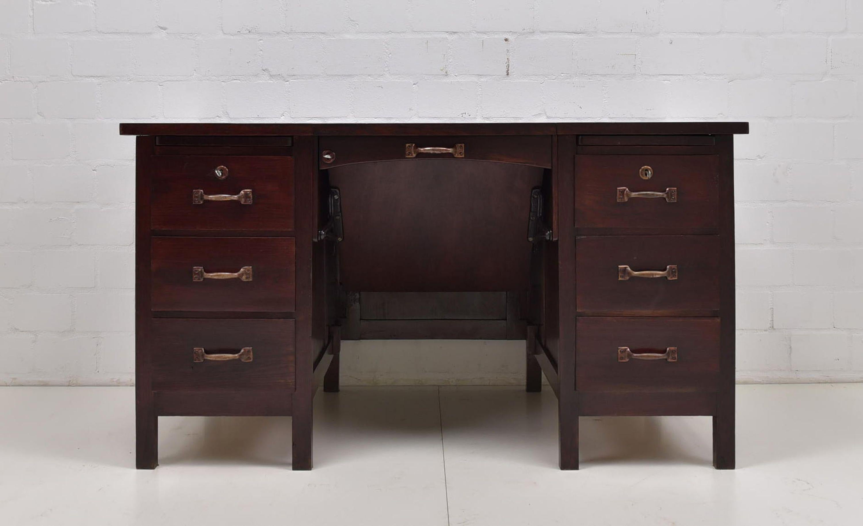 Typewriter table restored Bauhaus / Art Deco oak desk

Features:
With six drawers and two pull-out boards
Center foldable top with stowed typewriter surface
High quality
All drawers dovetailed
Original handles
The two upper drawers with