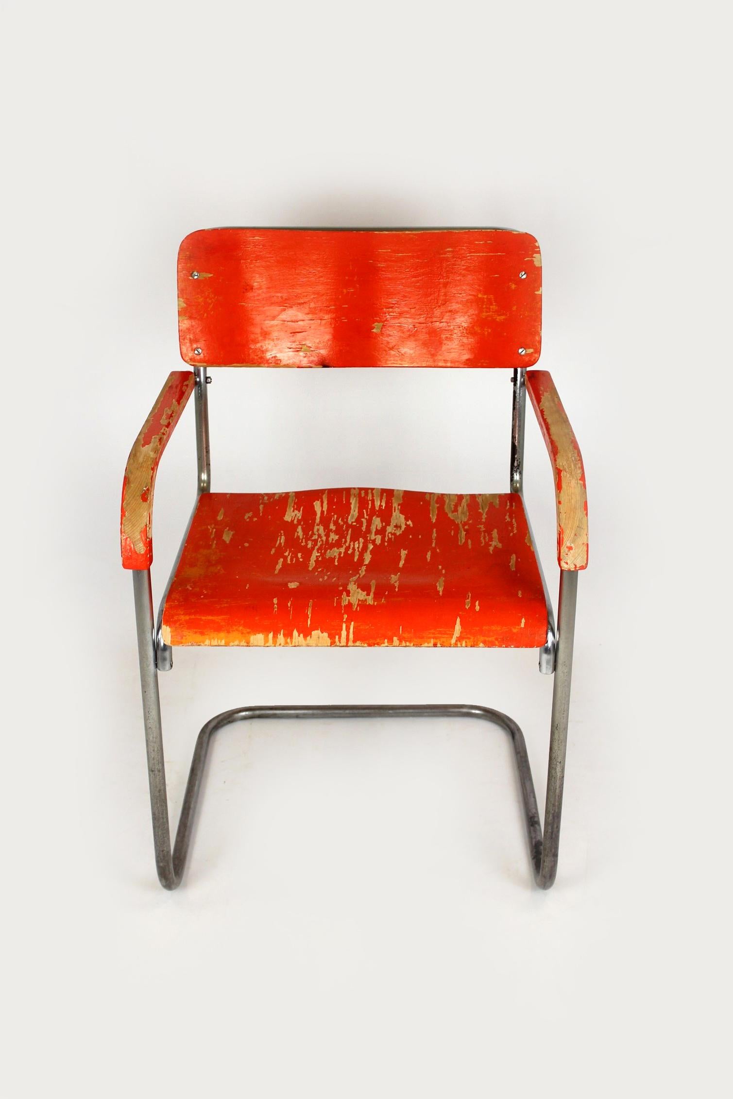 
Cette chaise en acier tubulaire, de type B34, a été conçue en 1928 par Marcel Breuer. Il s'agit d'une version précoce et rare avec une assise et un dossier en contreplaqué, probablement fabriquée au début des années 1930. La chaise est en état