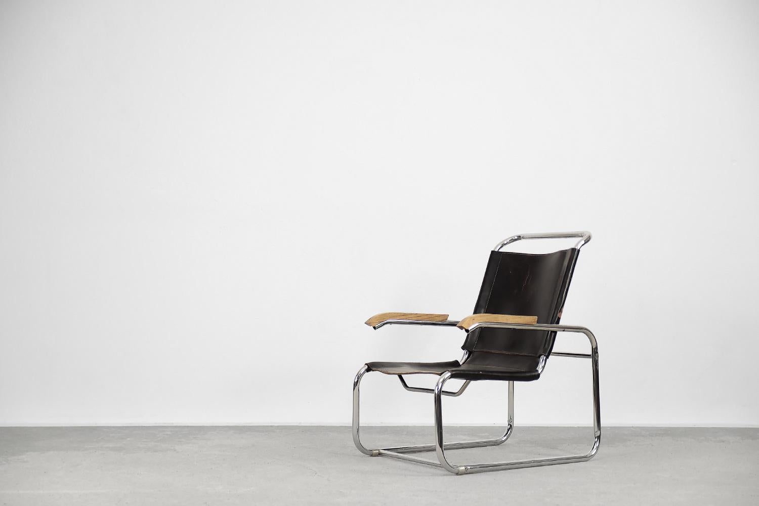 This design icon from 1928, the B35 armchair, was designed by Marcel Breuer in the late 1920s and made by the German Thonet factory in the early 1930s. This piece is made of tubular steel and black leather with natural patina. The materials used and