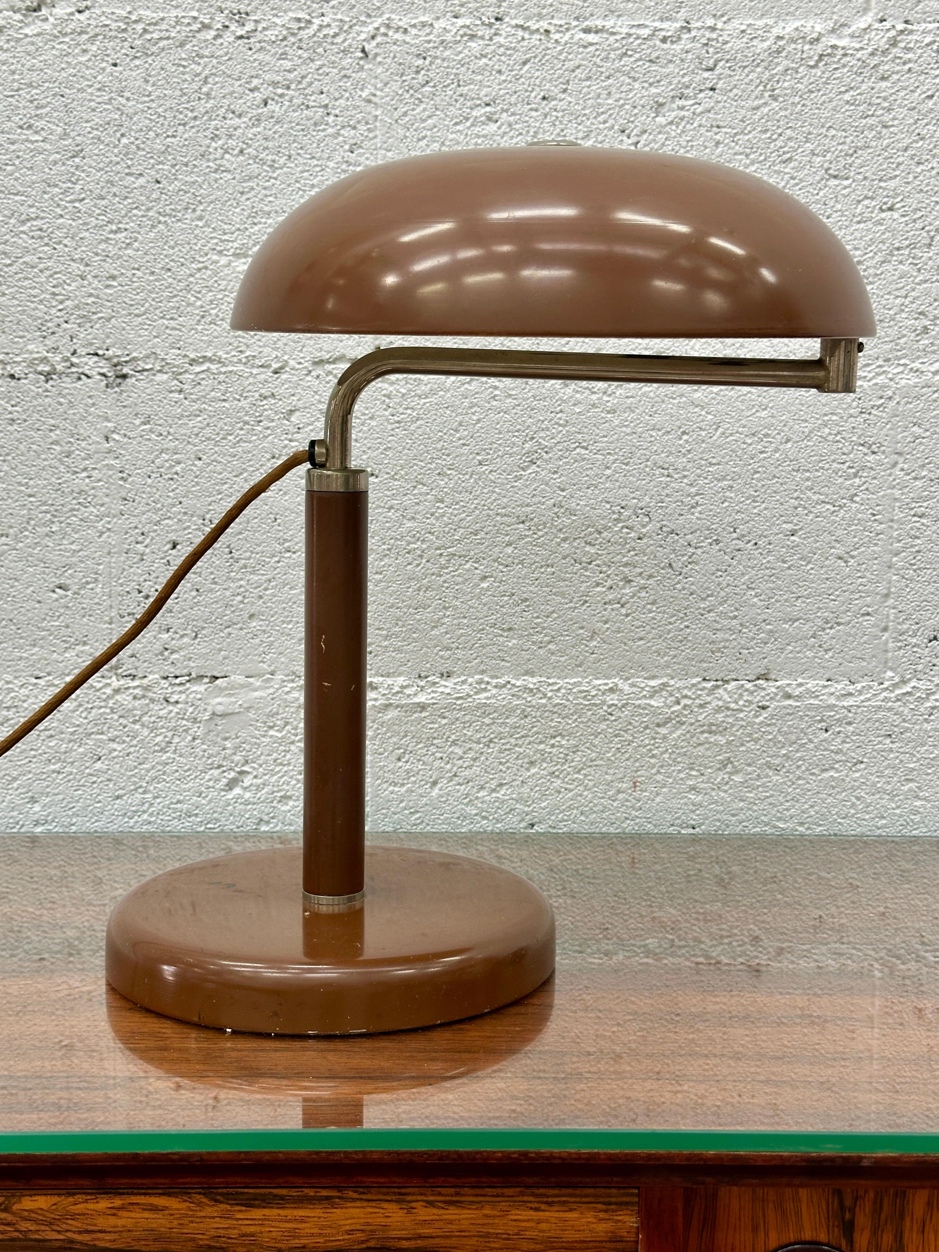 Bauhaus BAG Turgi braune Schreibtischlampe von Alfred Muller:: Schweiz:: 1930s

Tischleuchte von Alfred Müller Basel, hergestellt in den 1930er Jahren, ideal als Scheinwerfer oder Schreibtischlampe. Der Spiegel ist in ausgezeichnetem