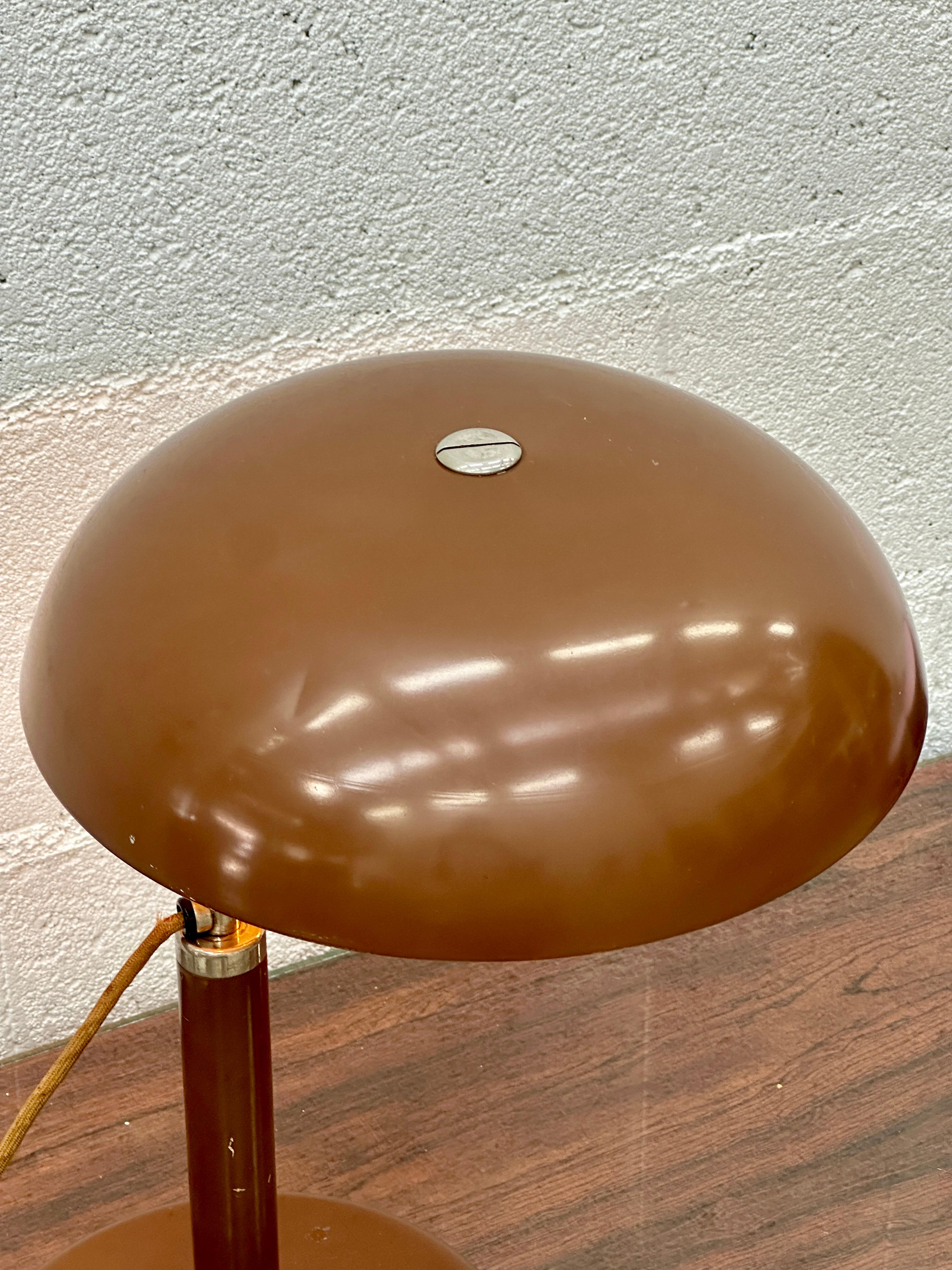 Bauhaus BAG Turgi braune Schreibtischlampe von Alfred Muller (Schweiz) 1930er Jahre im Zustand „Gut��“ im Angebot in Genève, GE