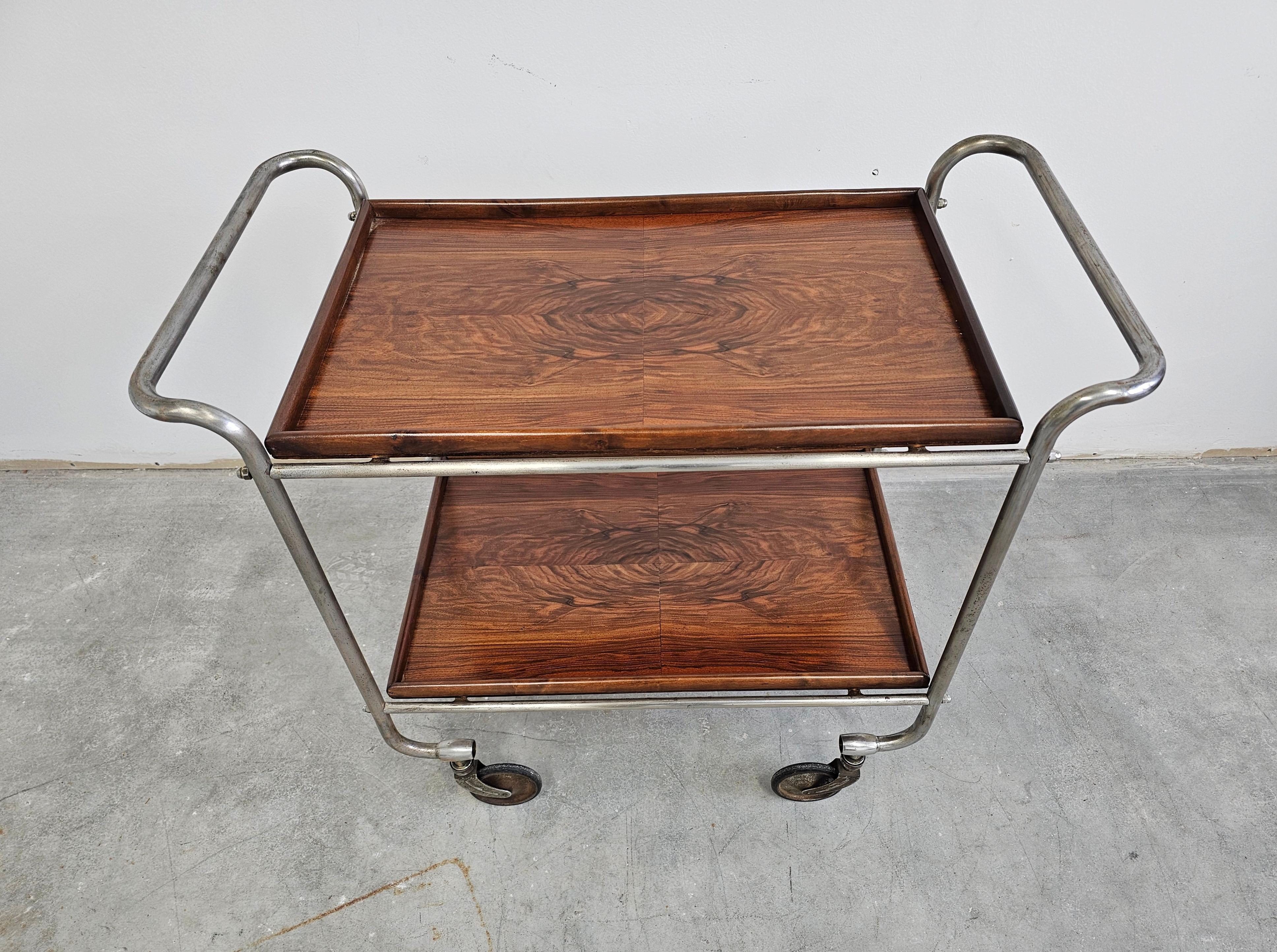 In questa inserzione troverai un carrello da bar o carrello Bauhaus molto raro. Presenta un design elegante a due livelli, con bellissime venature del legno. Prodotto in Germania alla fine degli anni '20.

Ottime condizioni d'epoca. I piani in legno