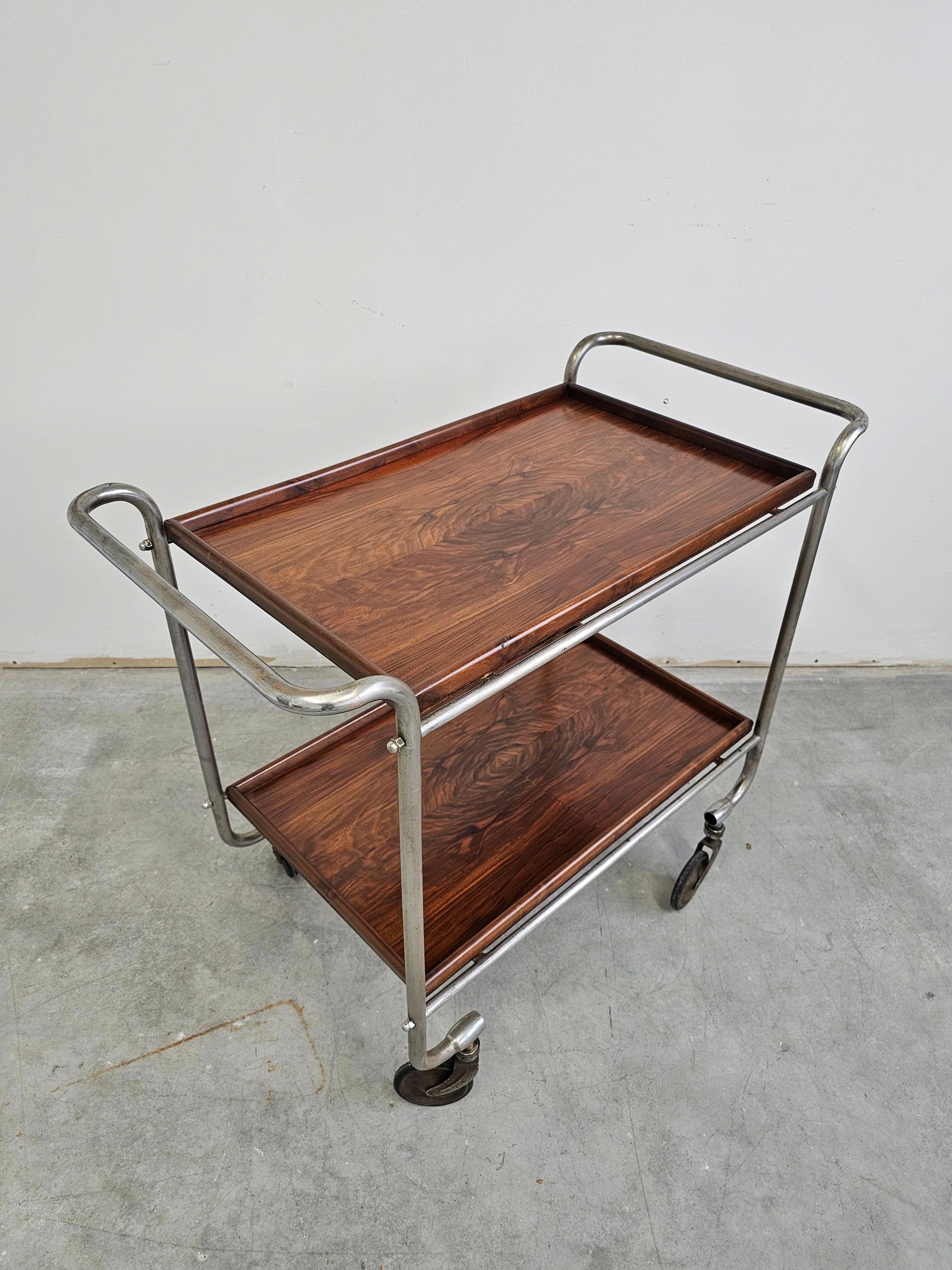 Carrello da bar Bauhaus con impiallacciatura in radice di noce e struttura in acciaio In condizioni buone in vendita a Beograd, RS