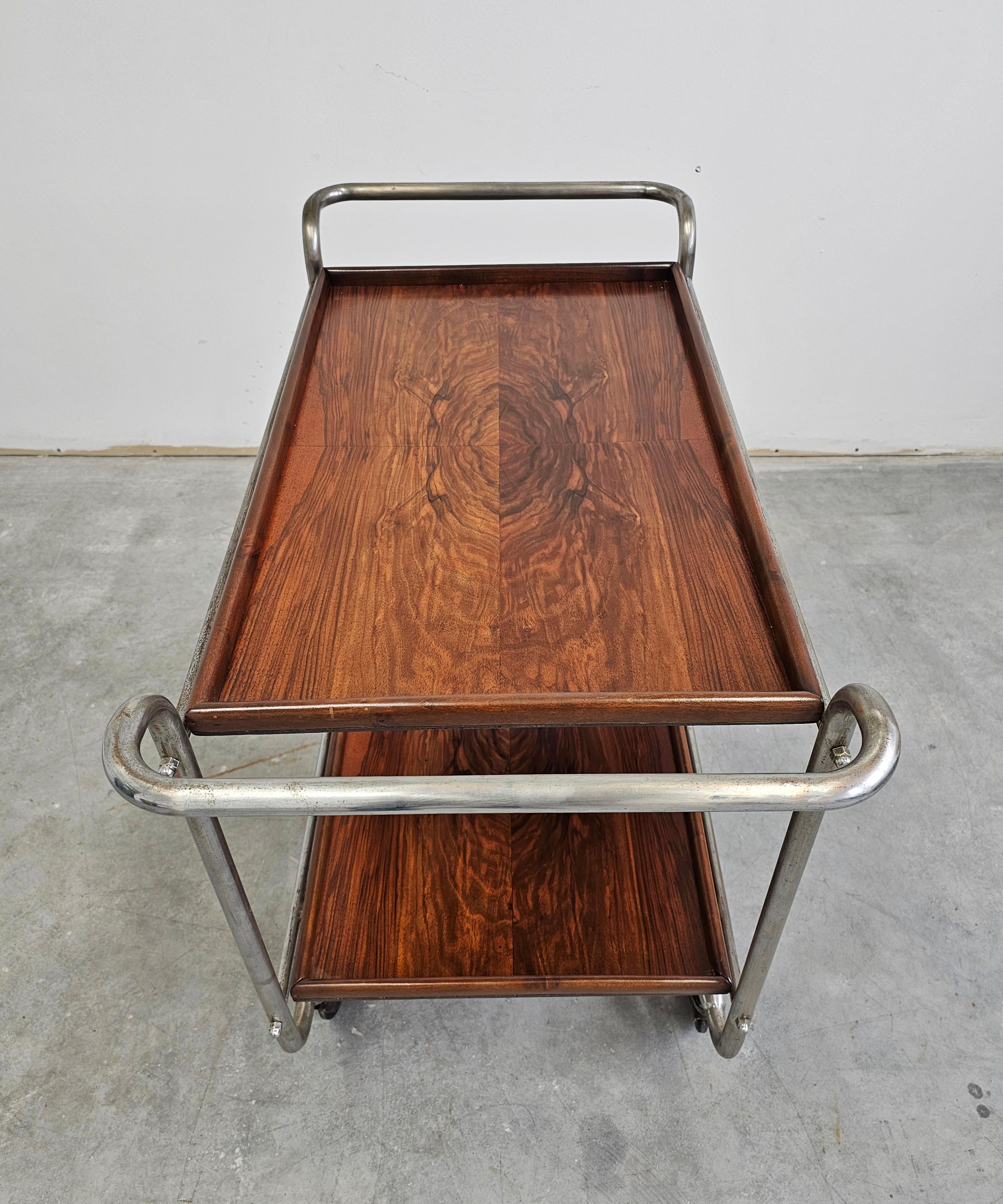 Inizio XX secolo Carrello da bar Bauhaus con impiallacciatura in radice di noce e struttura in acciaio in vendita