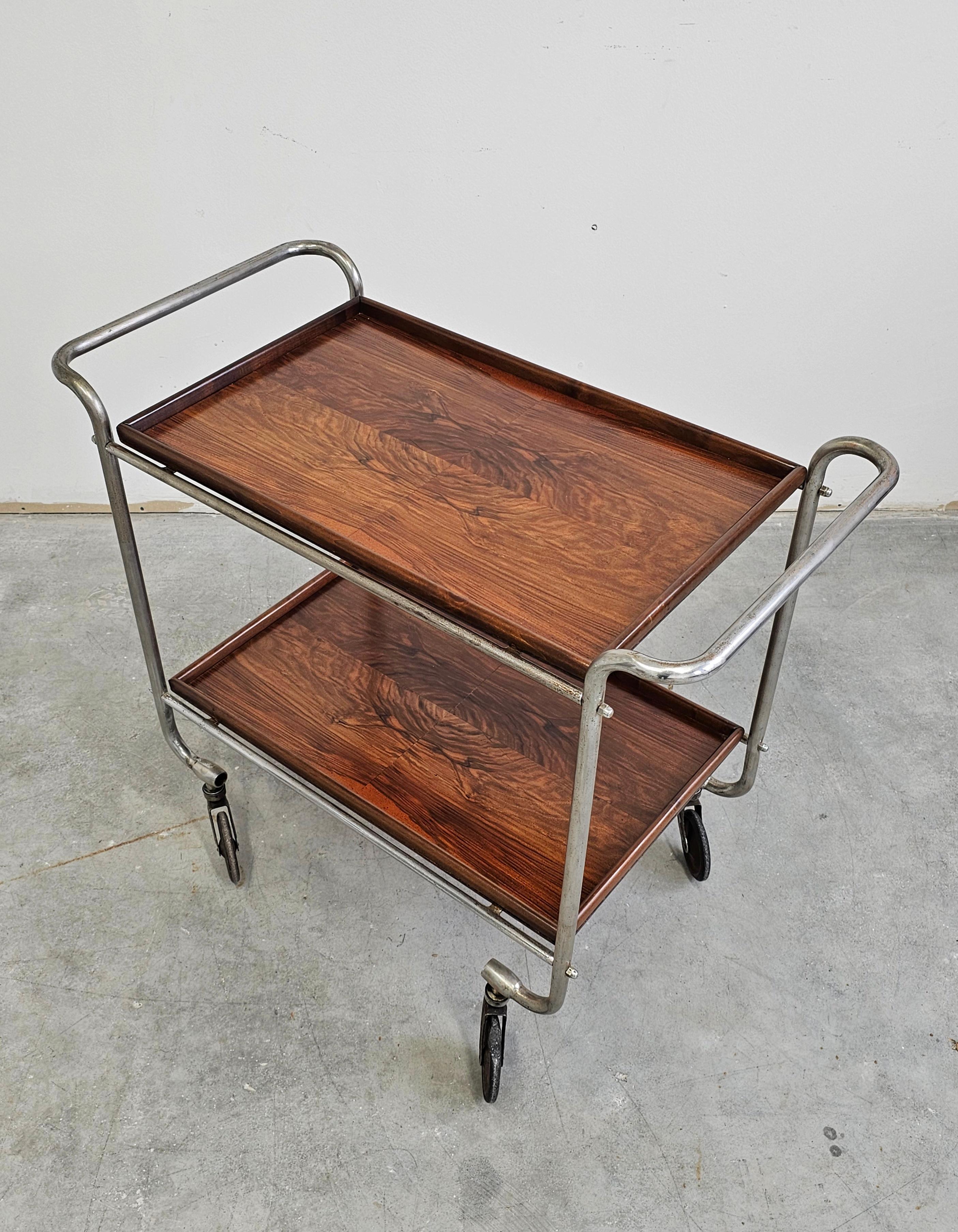 Carrello da bar Bauhaus con impiallacciatura in radice di noce e struttura in acciaio in vendita 2