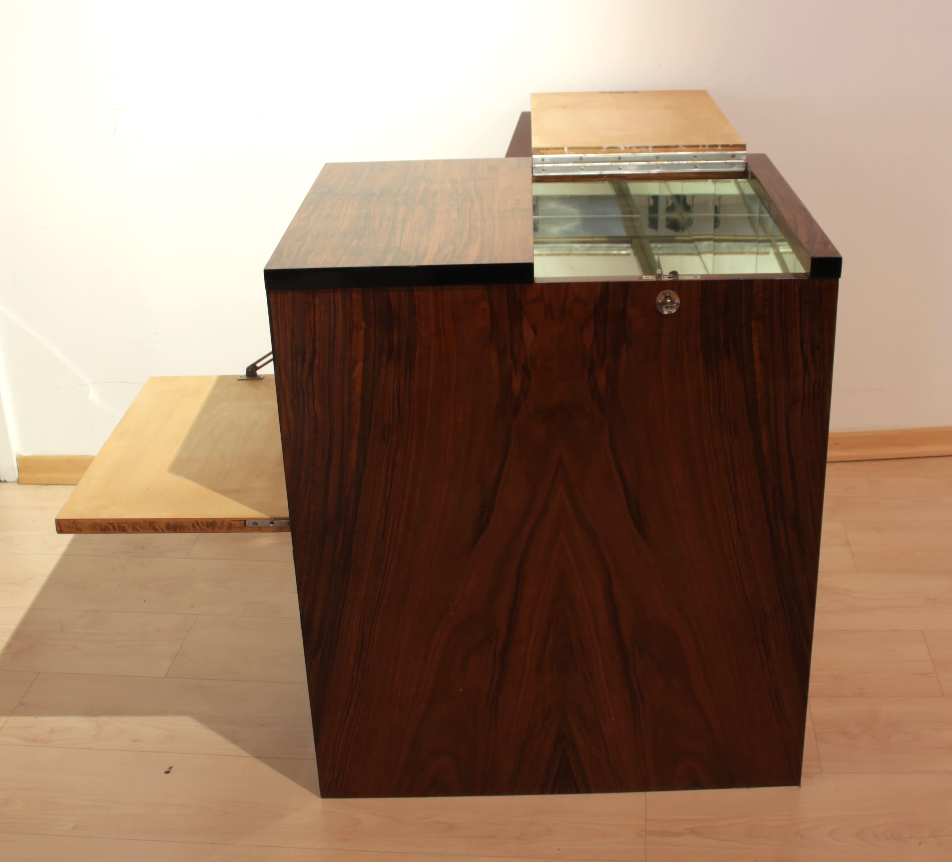 Modernist Bar Cabinet, Walnut and Maple, Germany, circa 1930 2